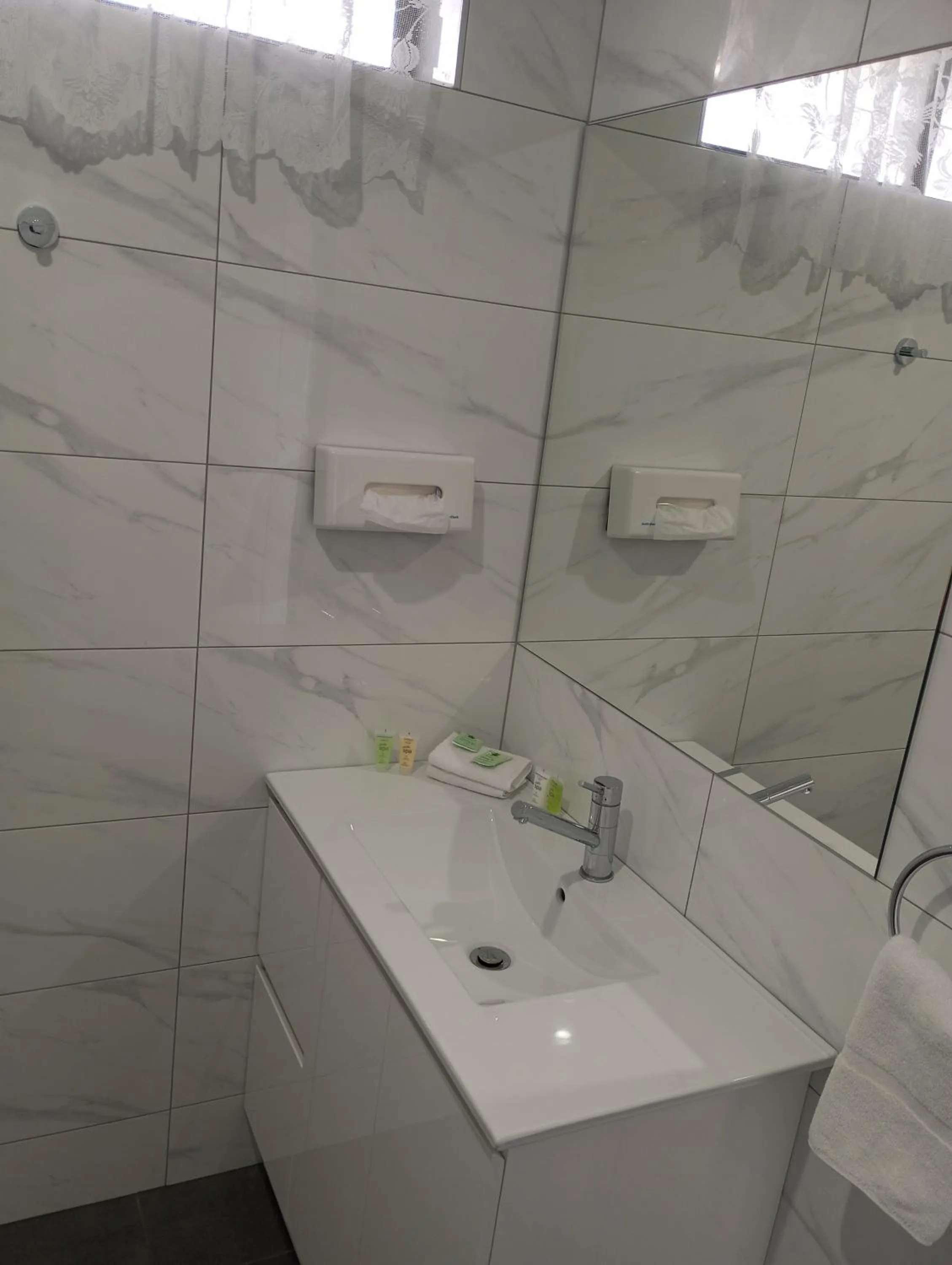 Big Valley Lakeside Paradise Motor Inn