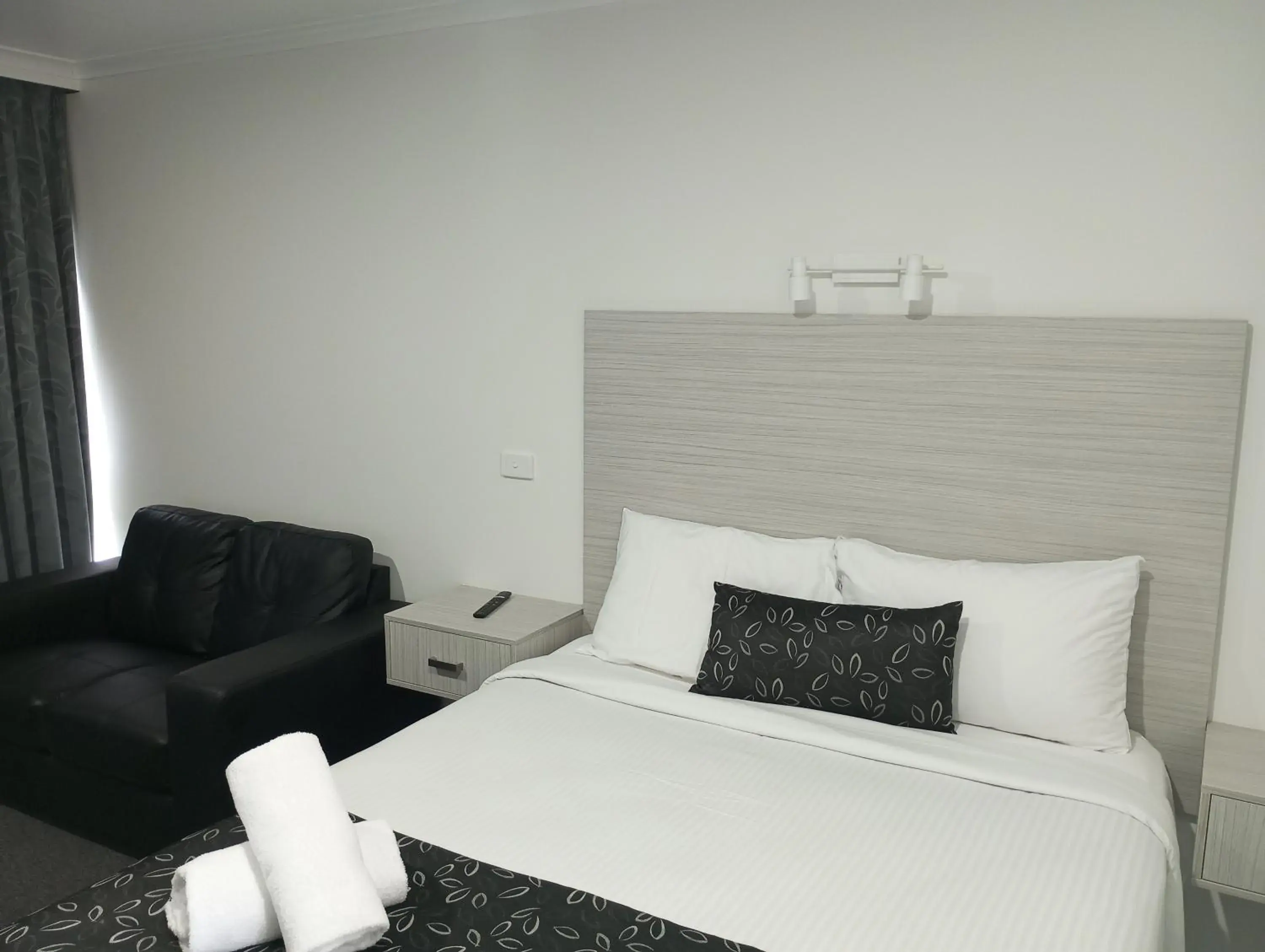 Deluxe Double Room in Big Valley Lakeside Paradise Motor Inn Deluxe Double Room in Big Valley Lakeside Paradise Motor Inn