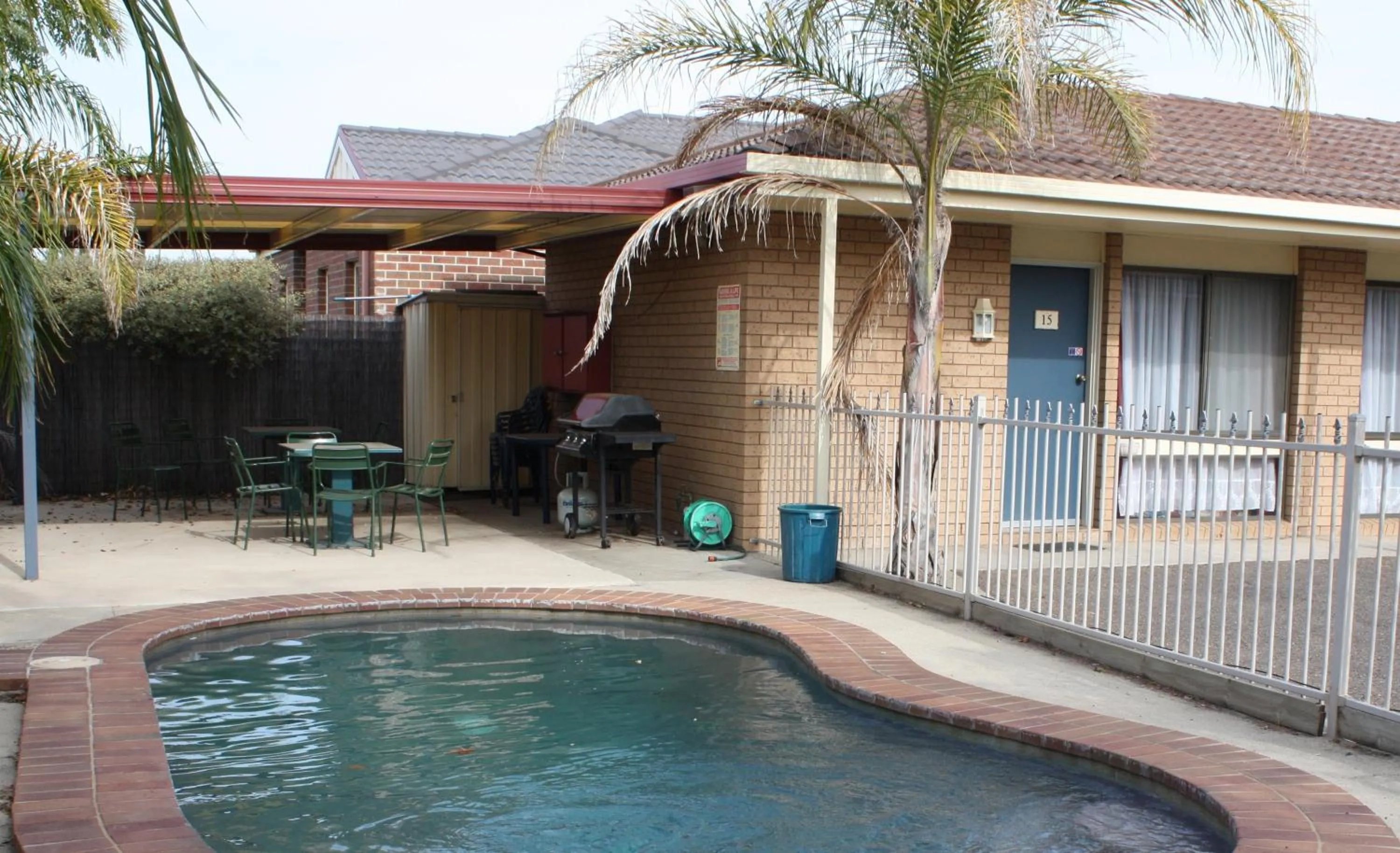 Swimming pool in Country Home Motor Inn