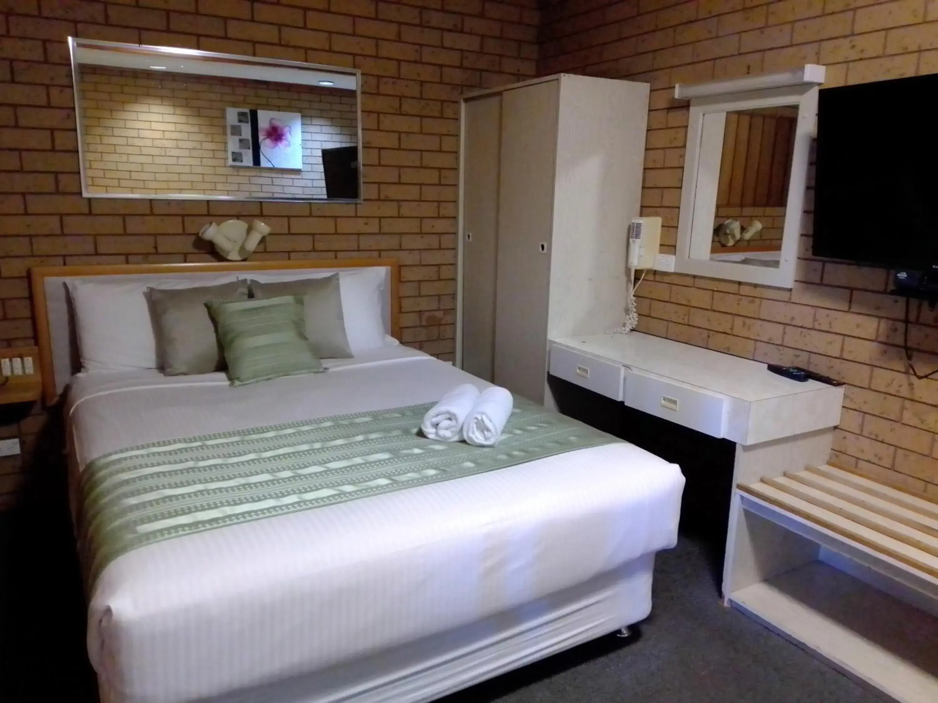 Twin Room in Country Home Motor Inn Twin Room in Country Home Motor Inn