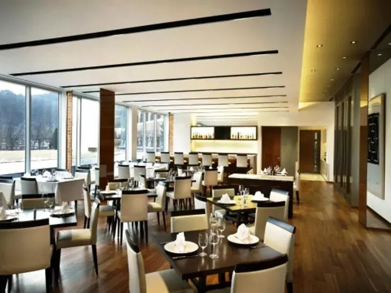 Restaurant/places to eat in Rolling Hills Hotel Restaurant/places to eat in Rolling Hills Hotel