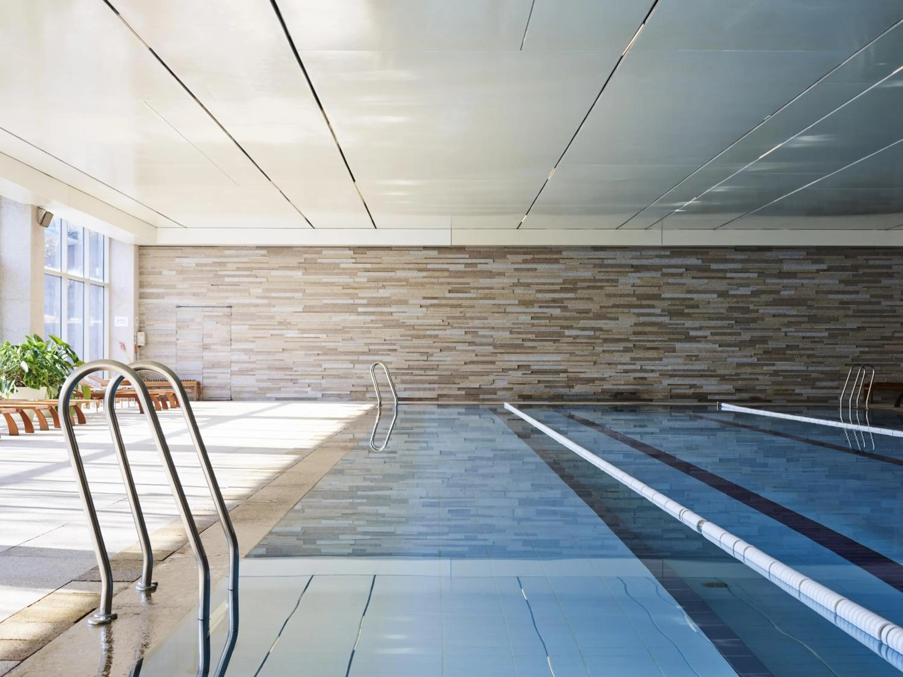 Swimming pool in Rolling Hills Hotel