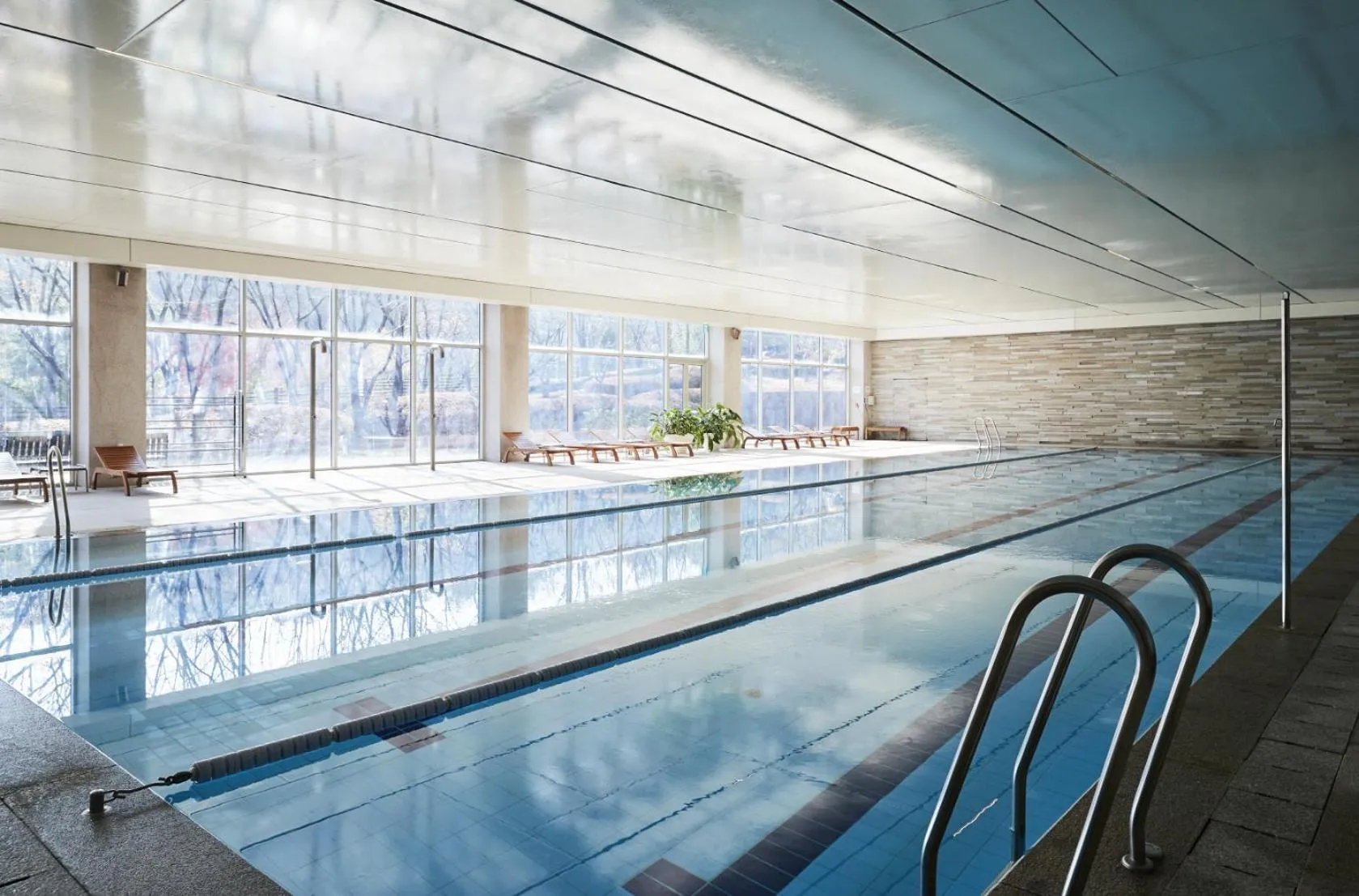 Swimming pool in Rolling Hills Hotel