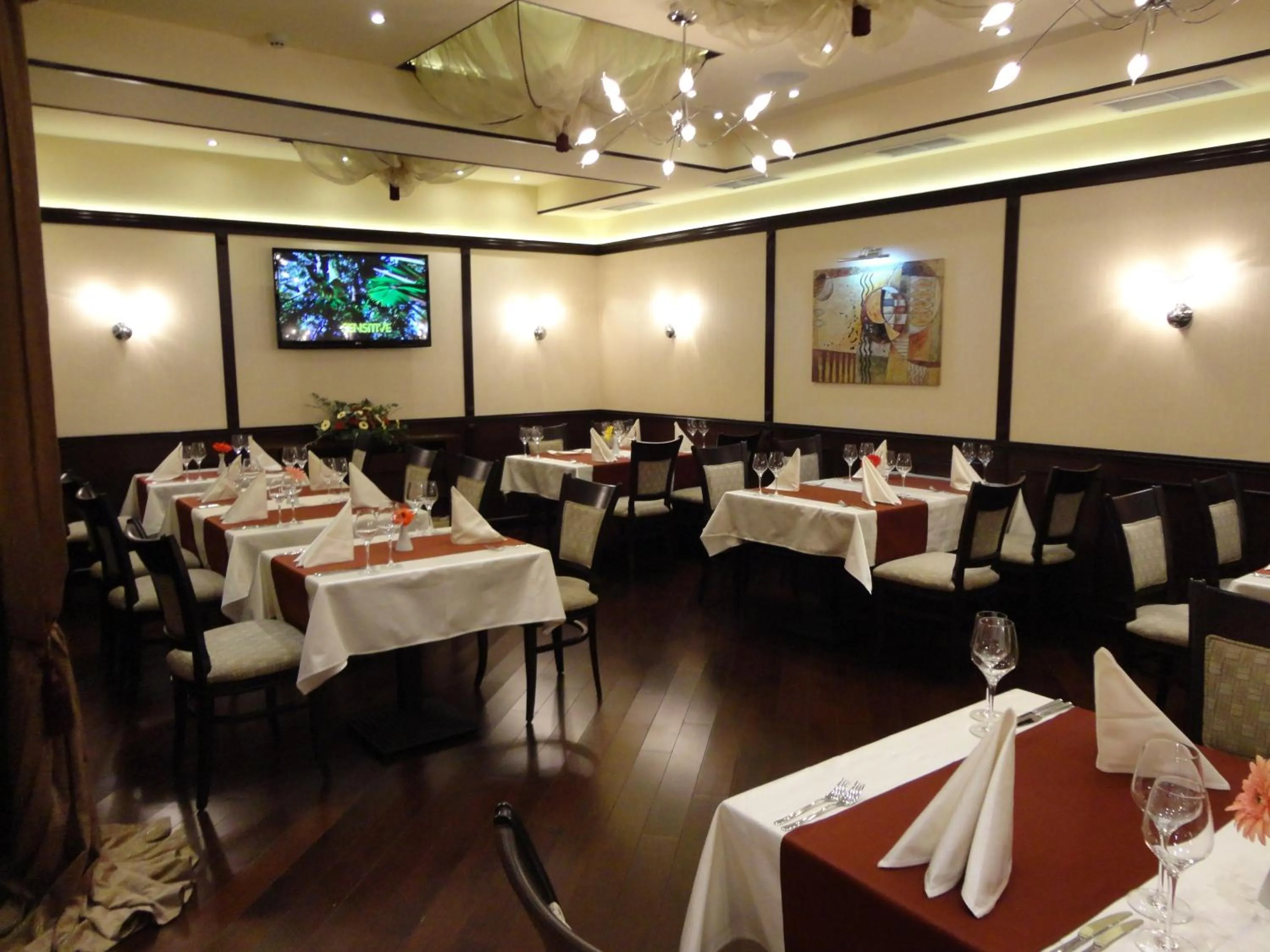 Restaurant/places to eat in Favorit Hotel