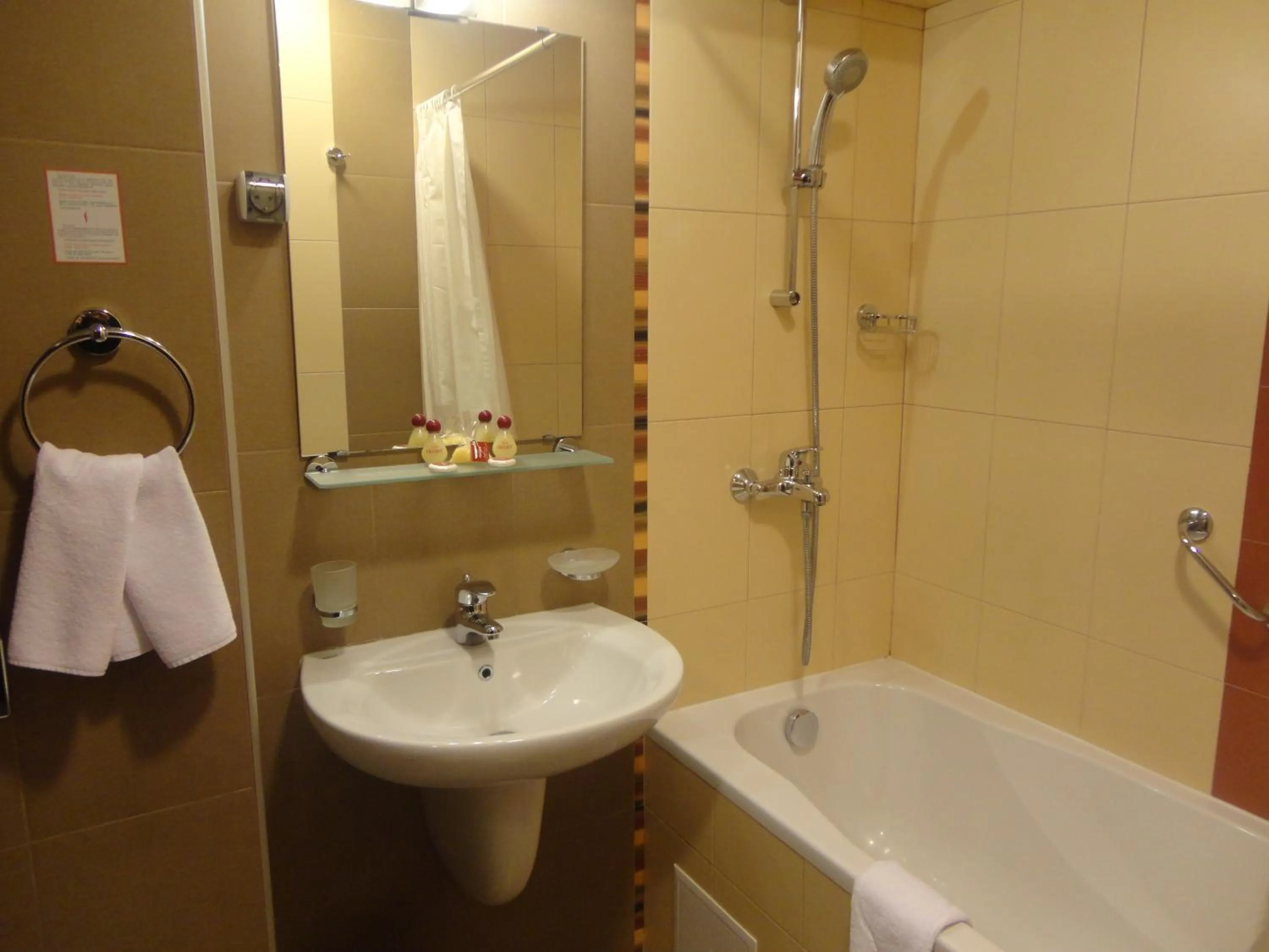 Bathroom in Favorit Hotel