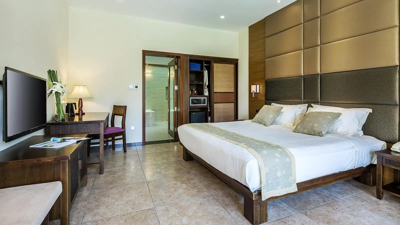 Bed in Sanya Yalong Bay Villas & Spa
