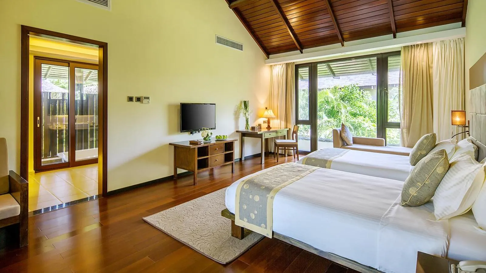 Bed in Sanya Yalong Bay Villas & Spa