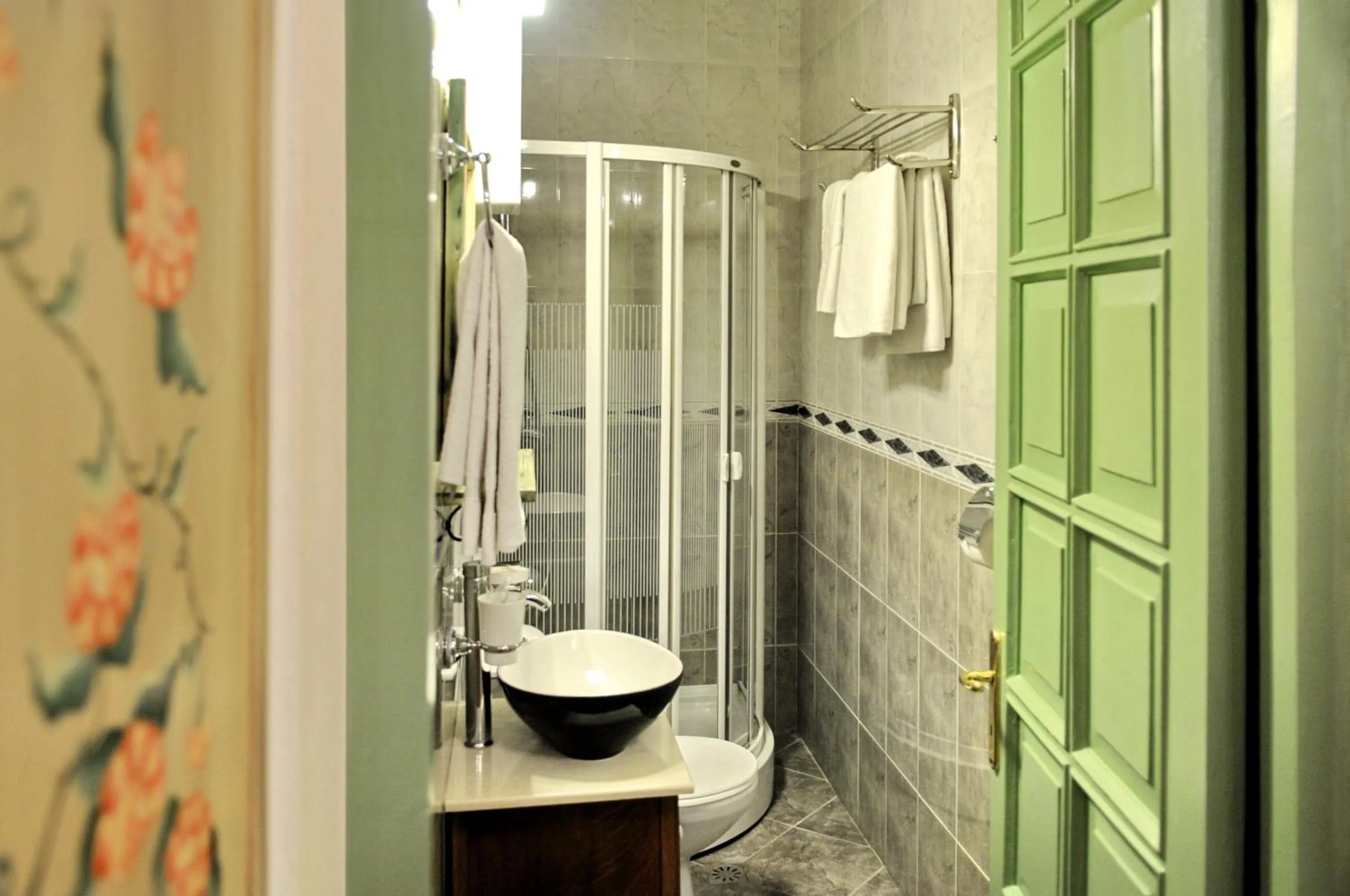 Shower in Prestige Palace - Esquisse Hotel