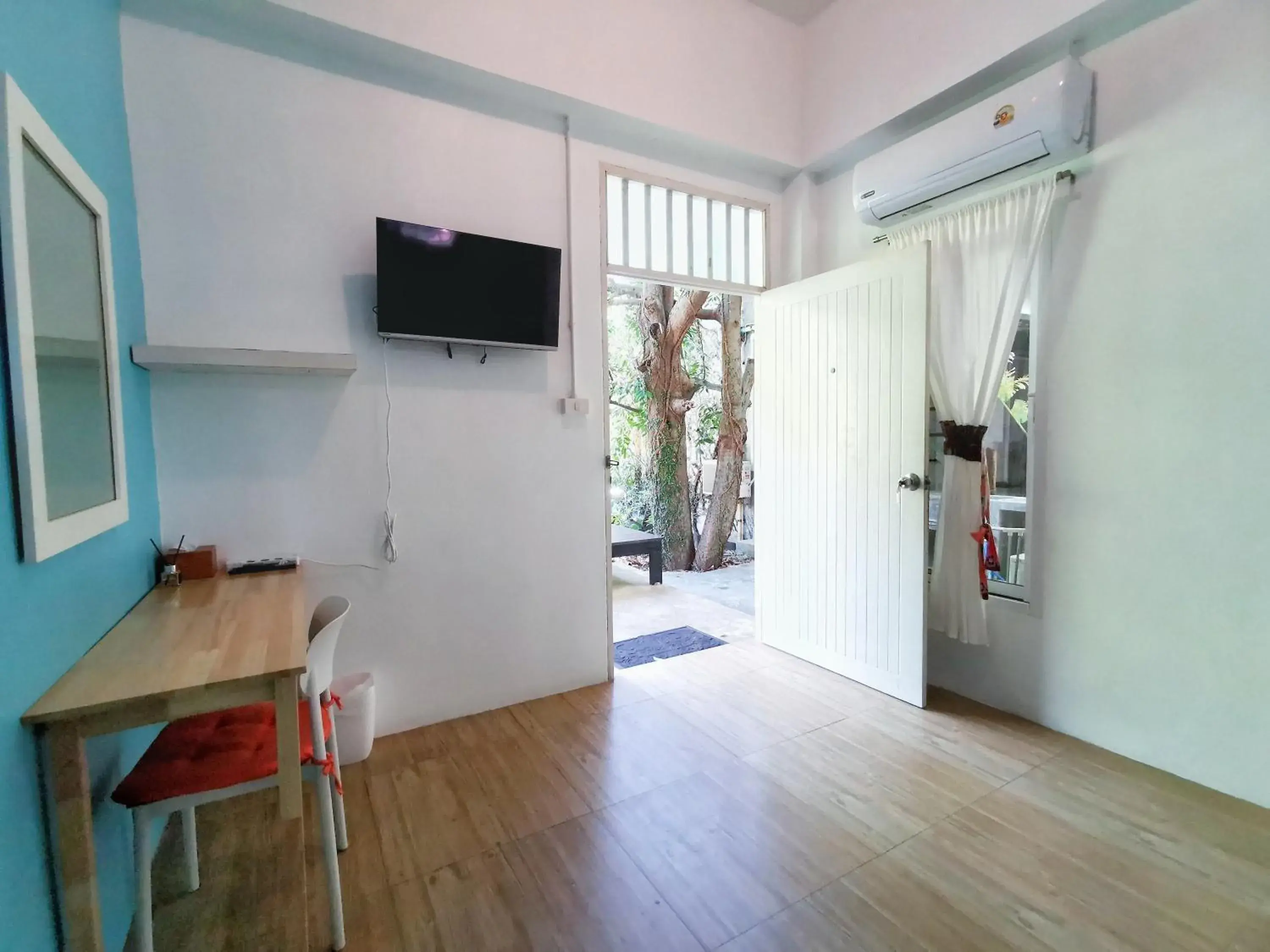Twin Room with Shared Bathroom in Glur Hostel Twin Room with Shared Bathroom in Glur Hostel
