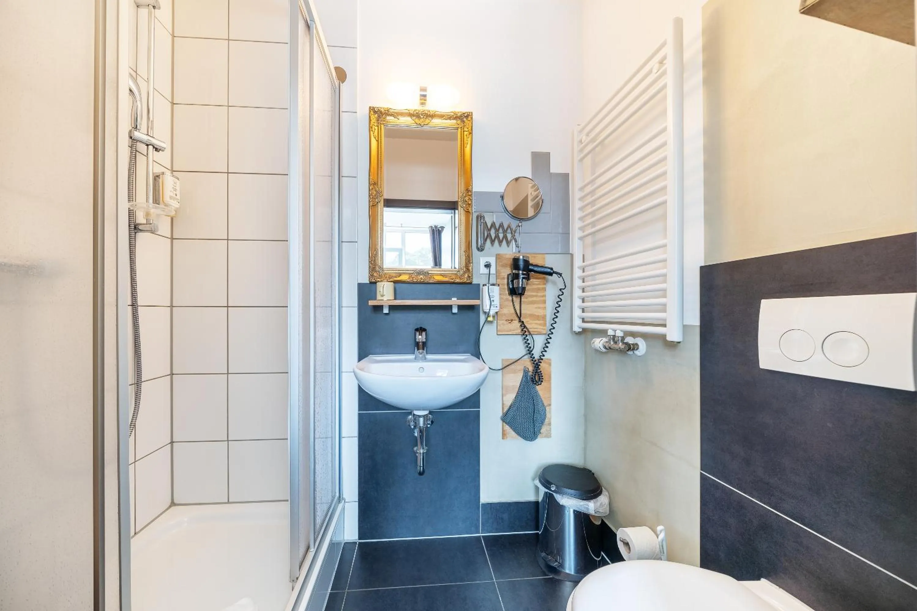 Shower in Aappartel City Center - kontaktloser Check-in 24h