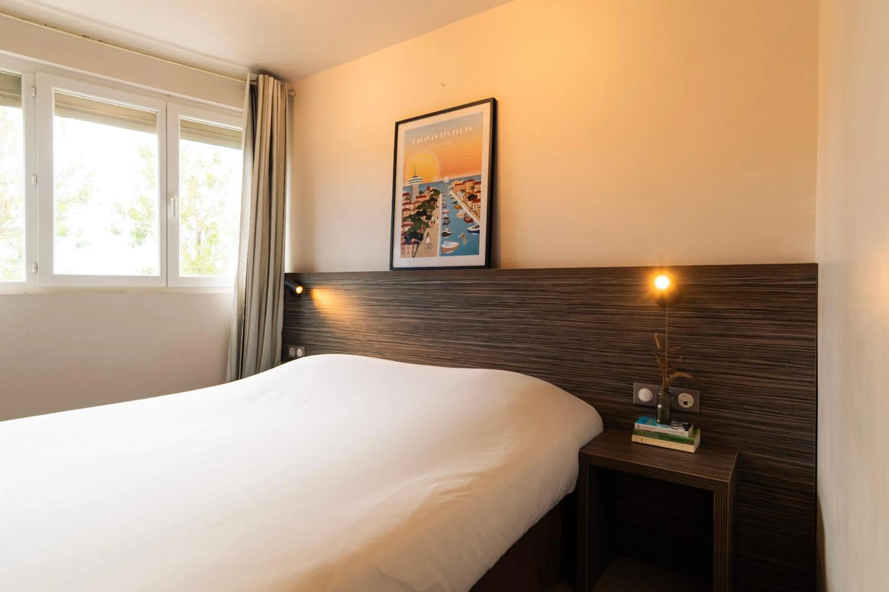 Bedroom, Bed in Hôtel du Midi Plage