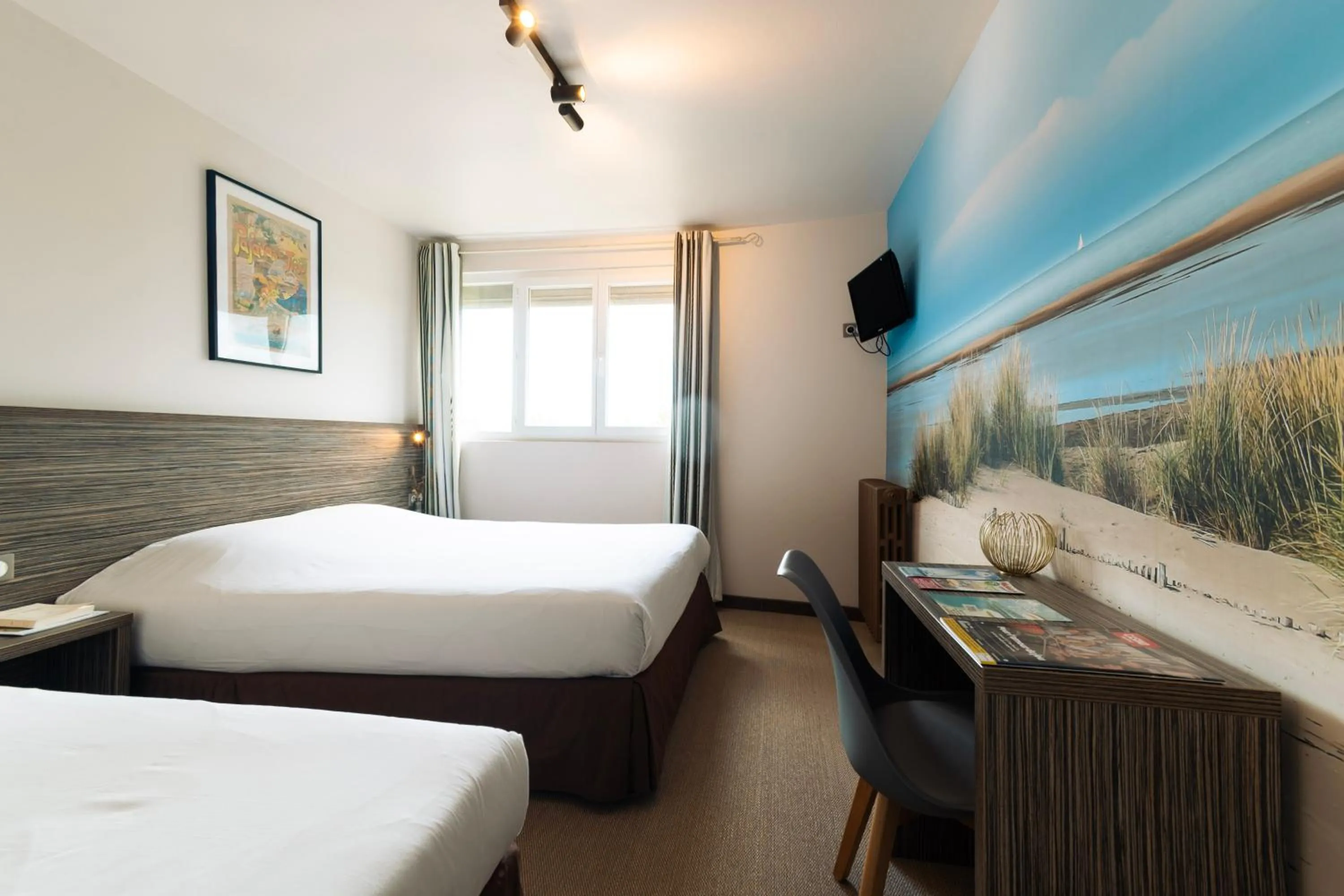 Bedroom, Bed in Hôtel du Midi Plage