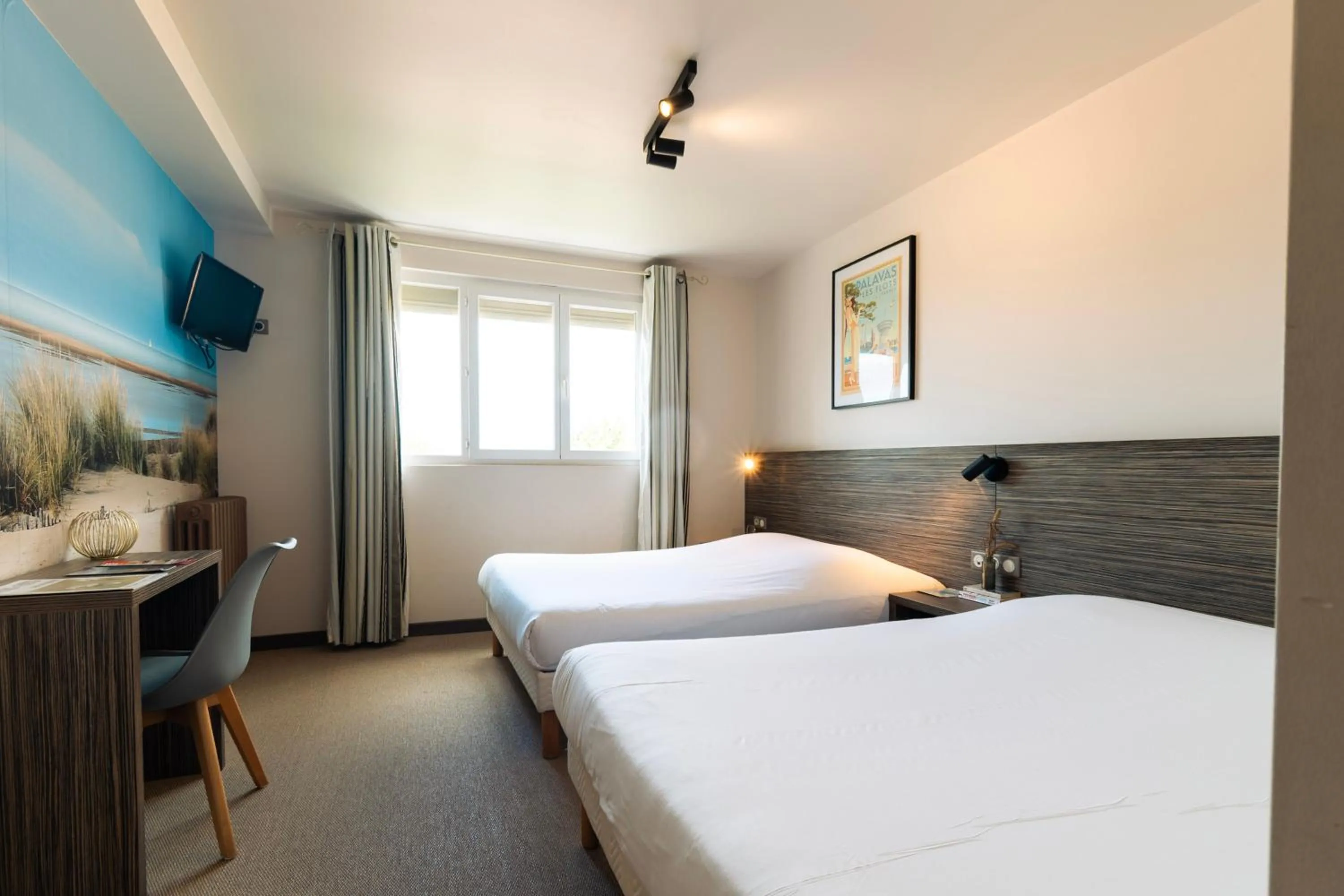 Bedroom, Bed in Hôtel du Midi Plage