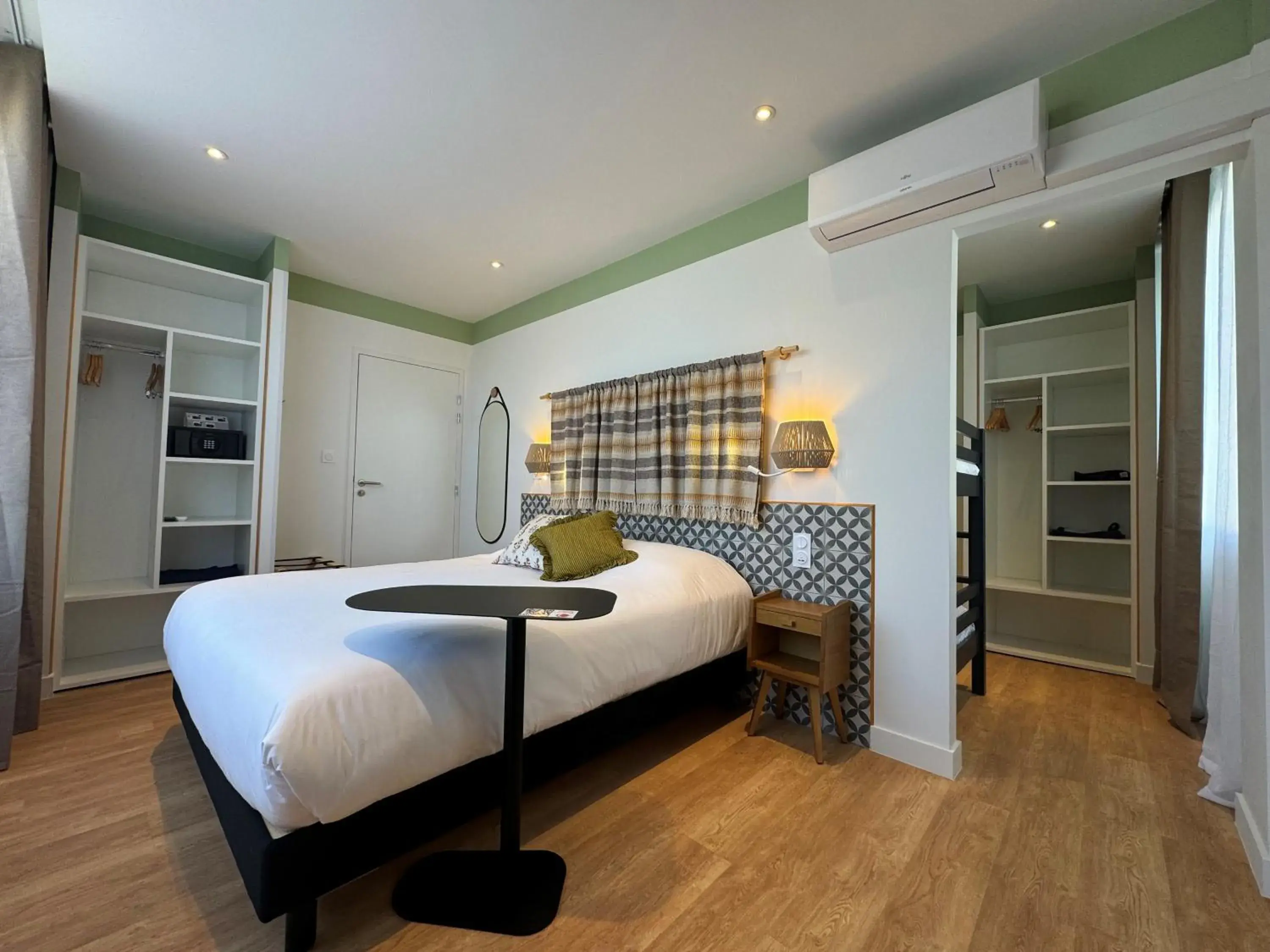 Bedroom, Bed in Hôtel du Midi Plage Bedroom, Bed in Hôtel du Midi Plage