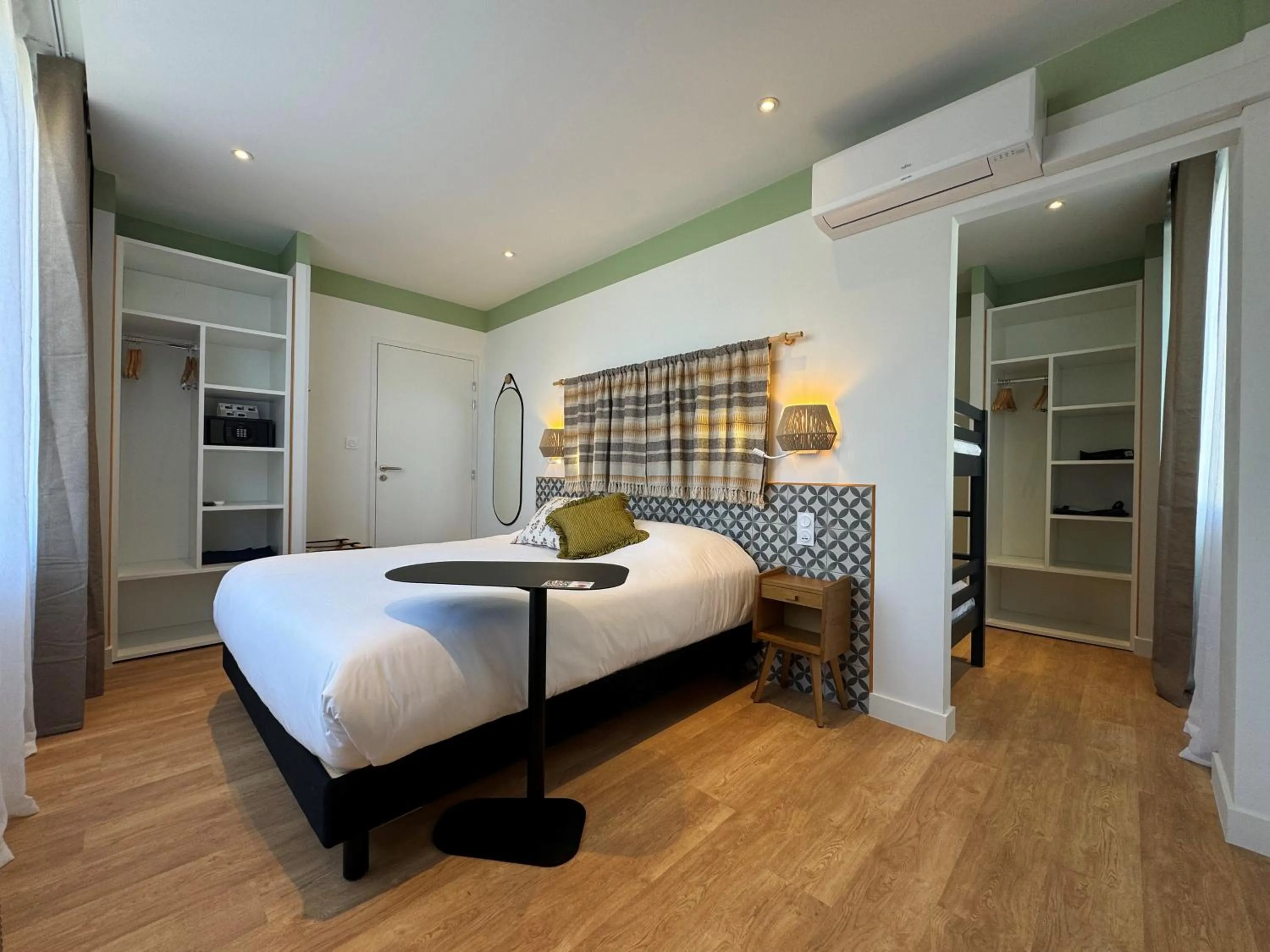 Bedroom, Bed in Hôtel du Midi Plage