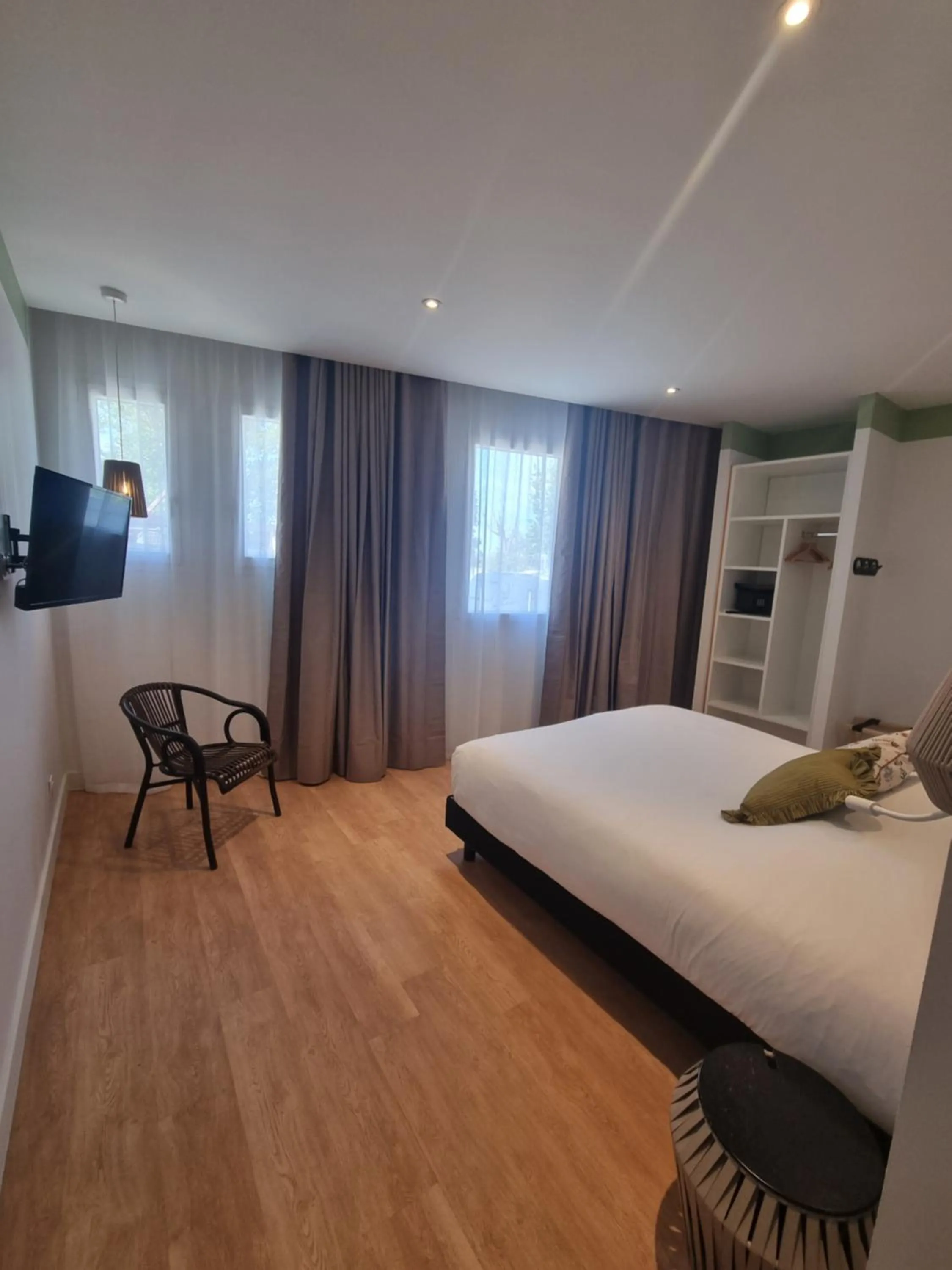 Bedroom, Bed in Hôtel du Midi Plage