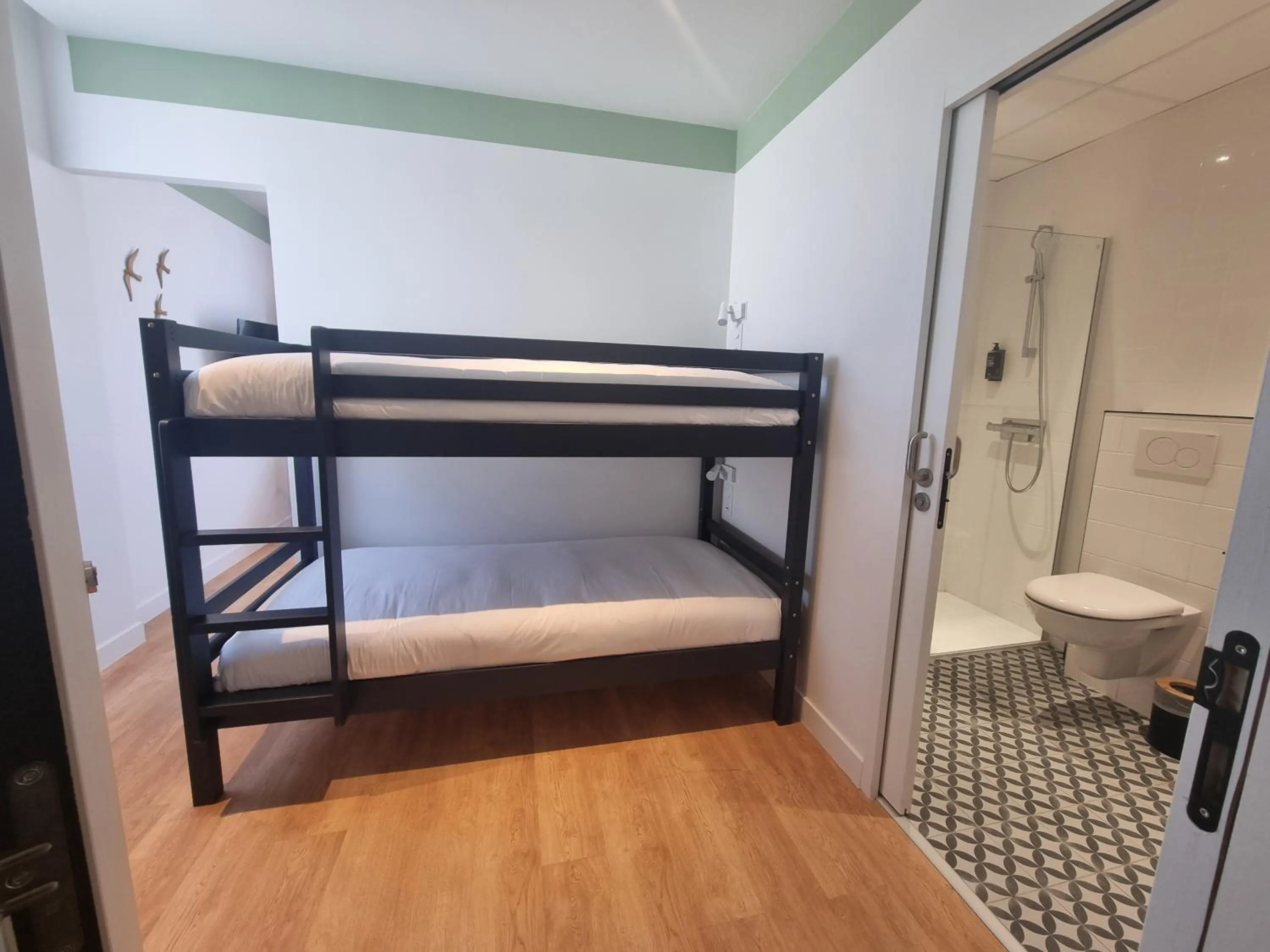 bunk bed, Bed in Hôtel du Midi Plage