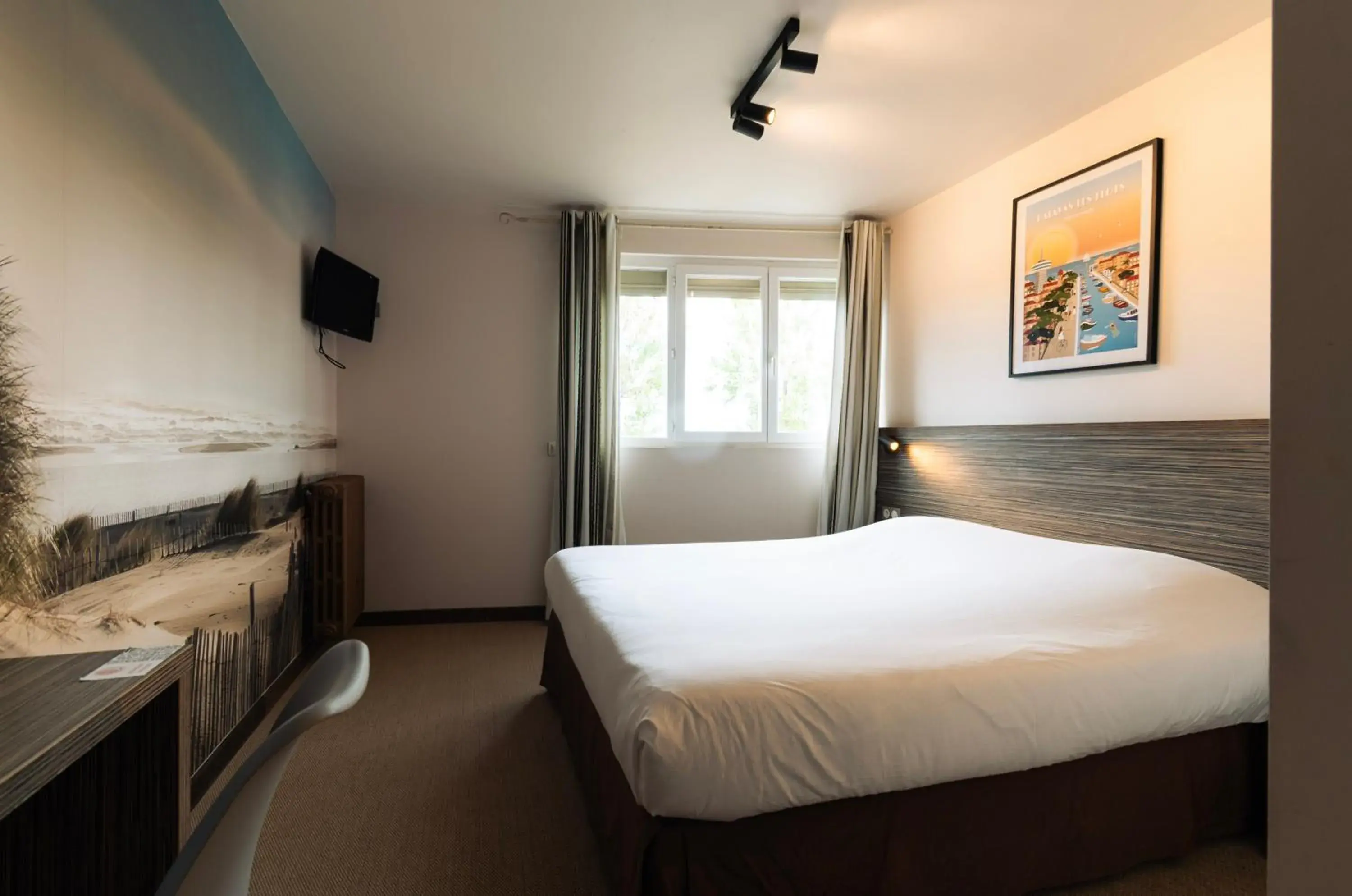 Bedroom, Bed in Hôtel du Midi Plage Bedroom, Bed in Hôtel du Midi Plage