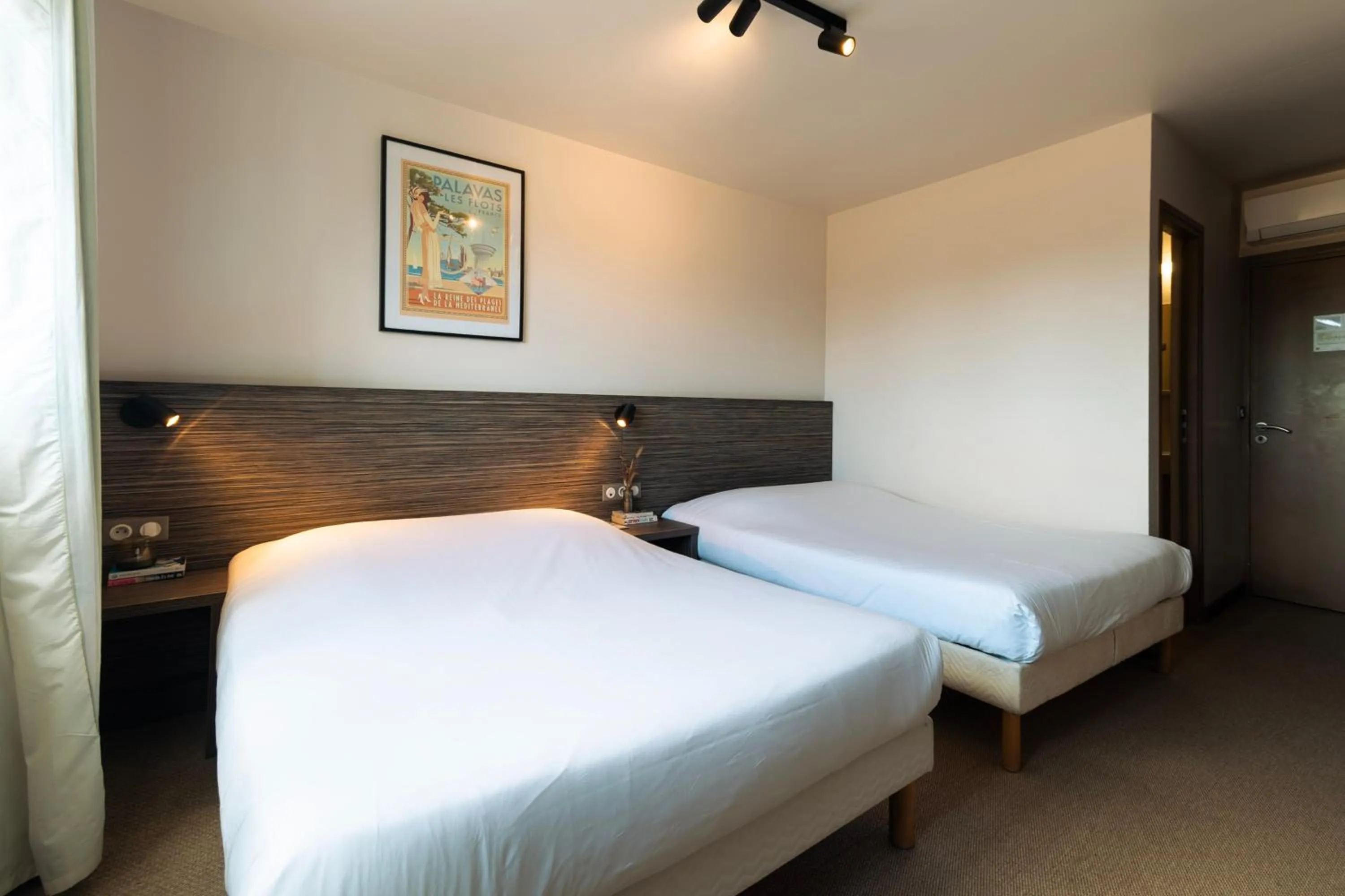 Bedroom, Bed in Hôtel du Midi Plage