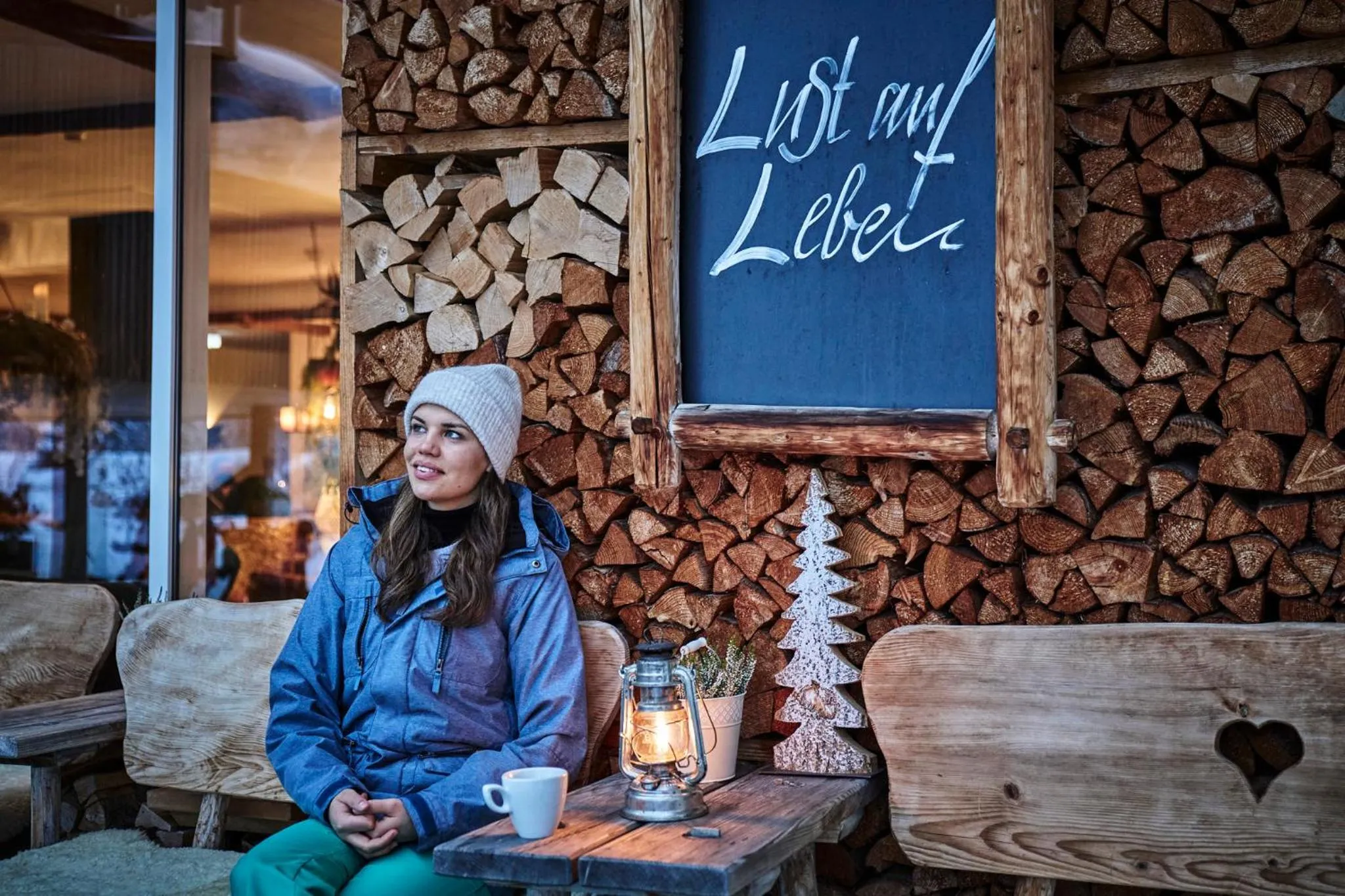 Lounge or bar in HUBERTUS Mountain Refugio Allgäu
