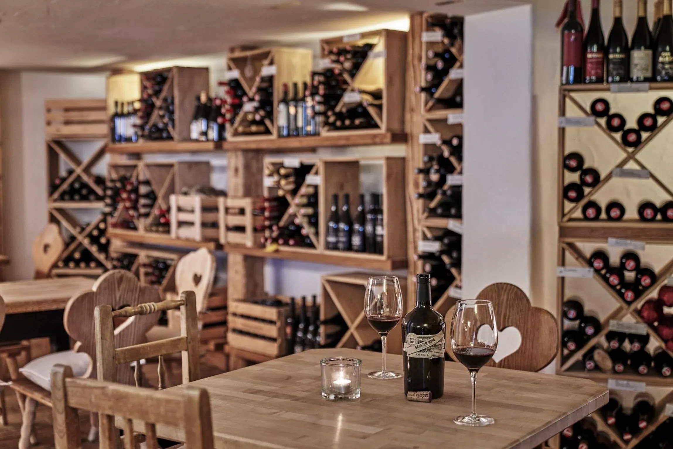 Lounge or bar in HUBERTUS Mountain Refugio Allgäu