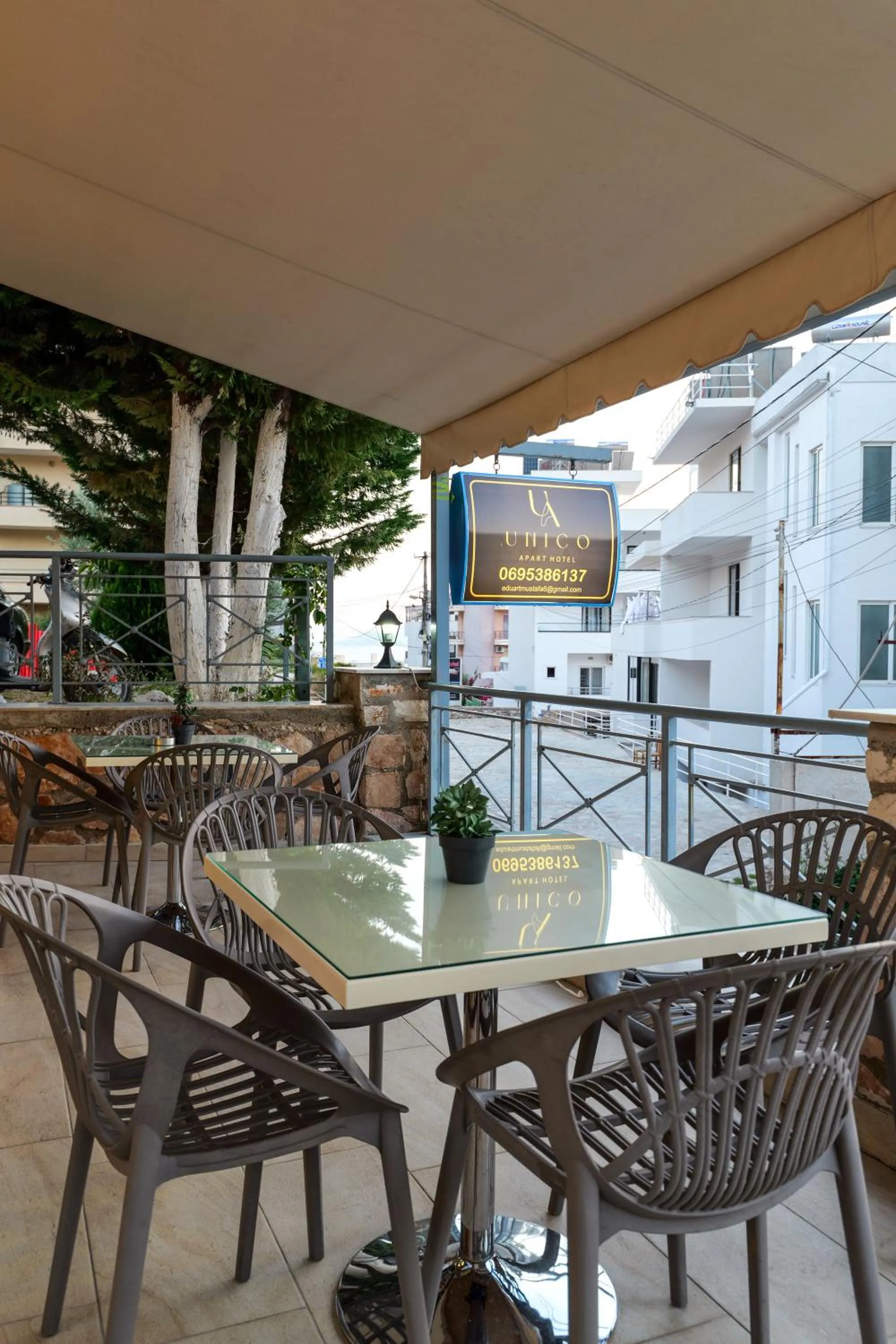 Restaurant/places to eat in Unico ApartHotel