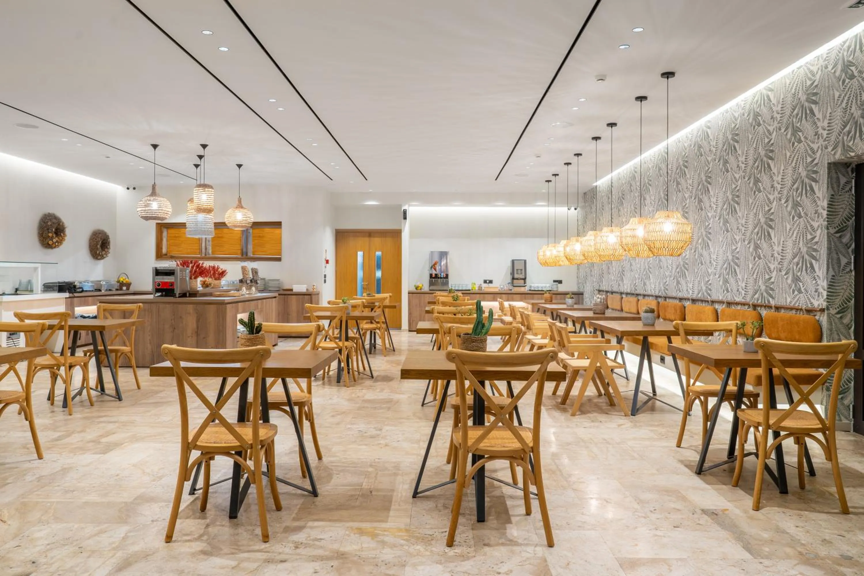 Restaurant/places to eat in Hotel Papillon