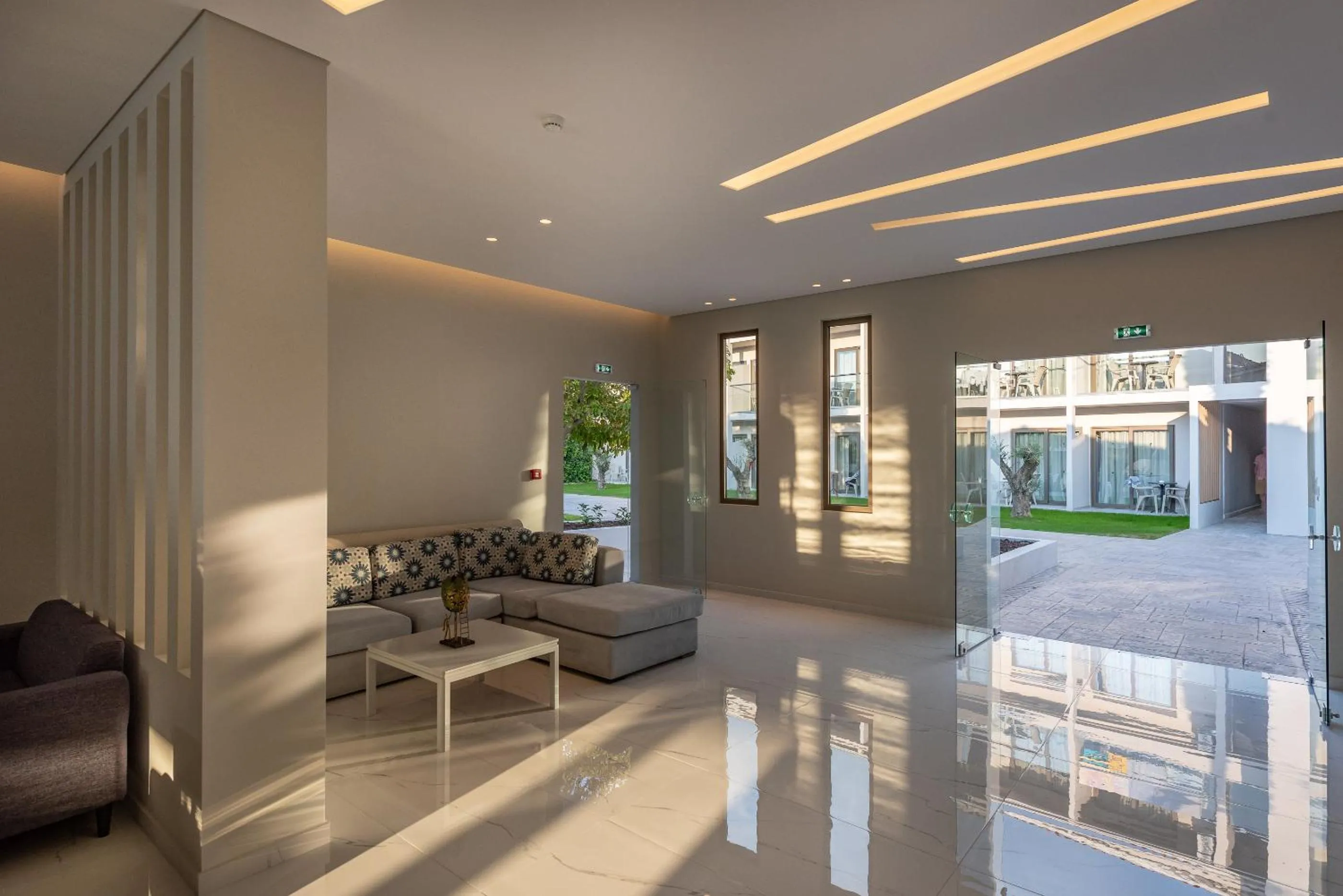 Communal lounge/ TV room in Hotel Papillon