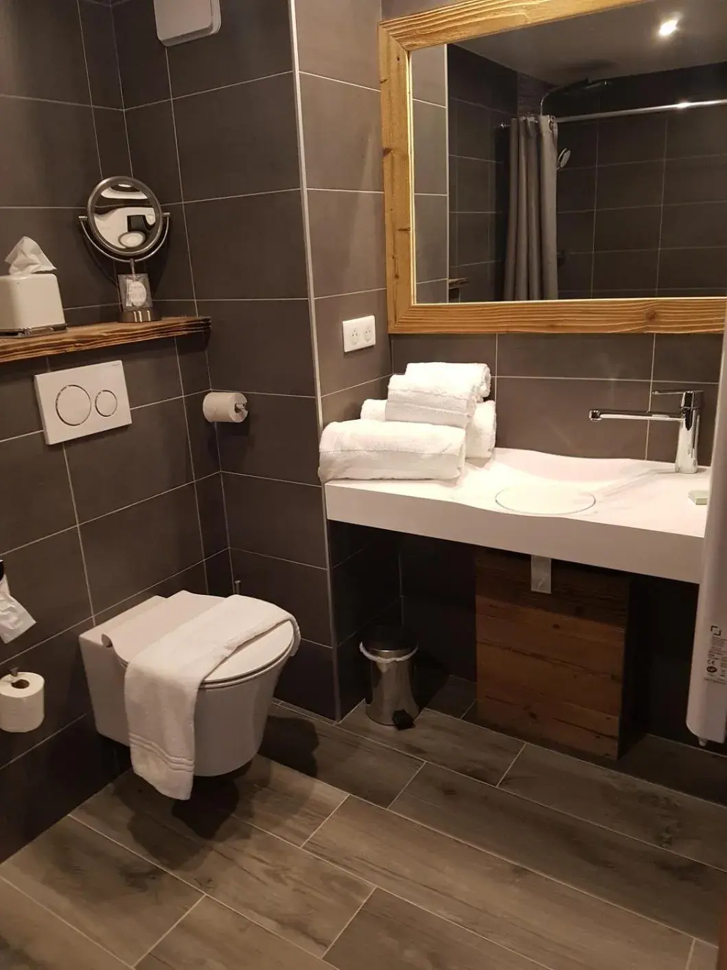 King Room with Roll-In Shower - Disability Access in Chalet Marano Restaurant & Spa King Room with Roll-In Shower - Disability Access in Chalet Marano Restaurant & Spa