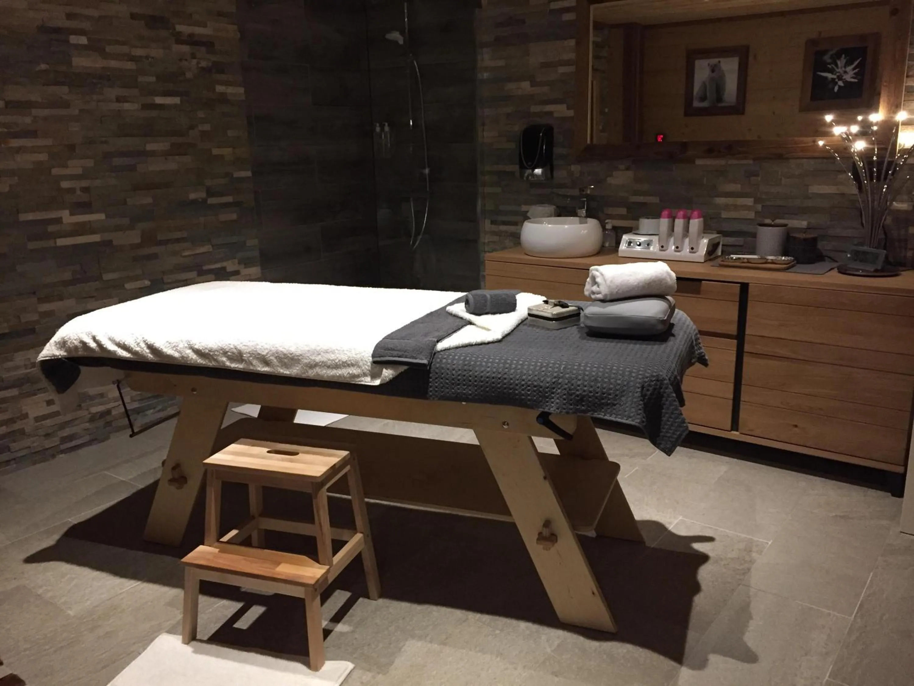 Bed in Chalet Marano Restaurant & Spa