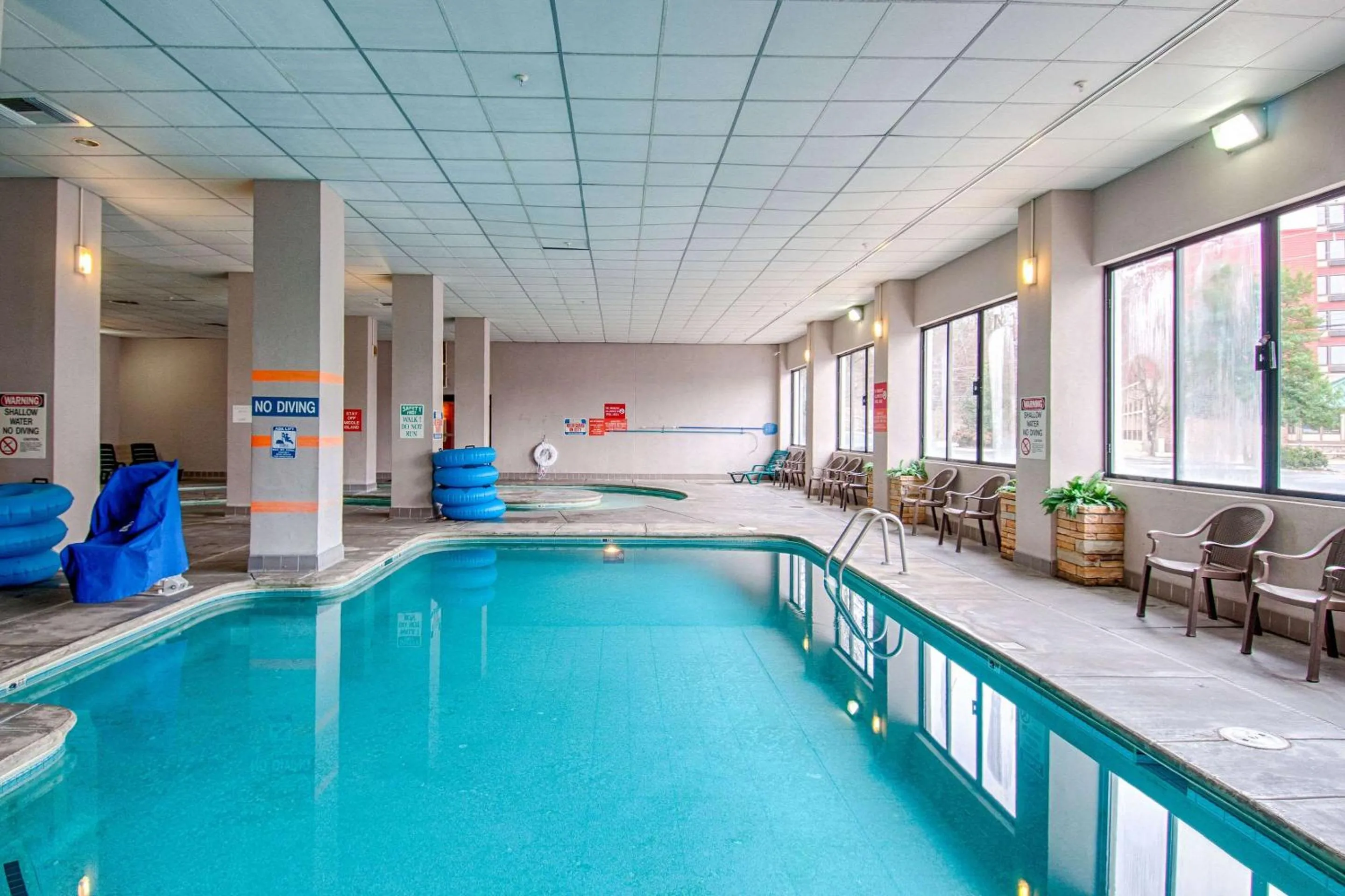 Swimming pool in Park Tower Inn