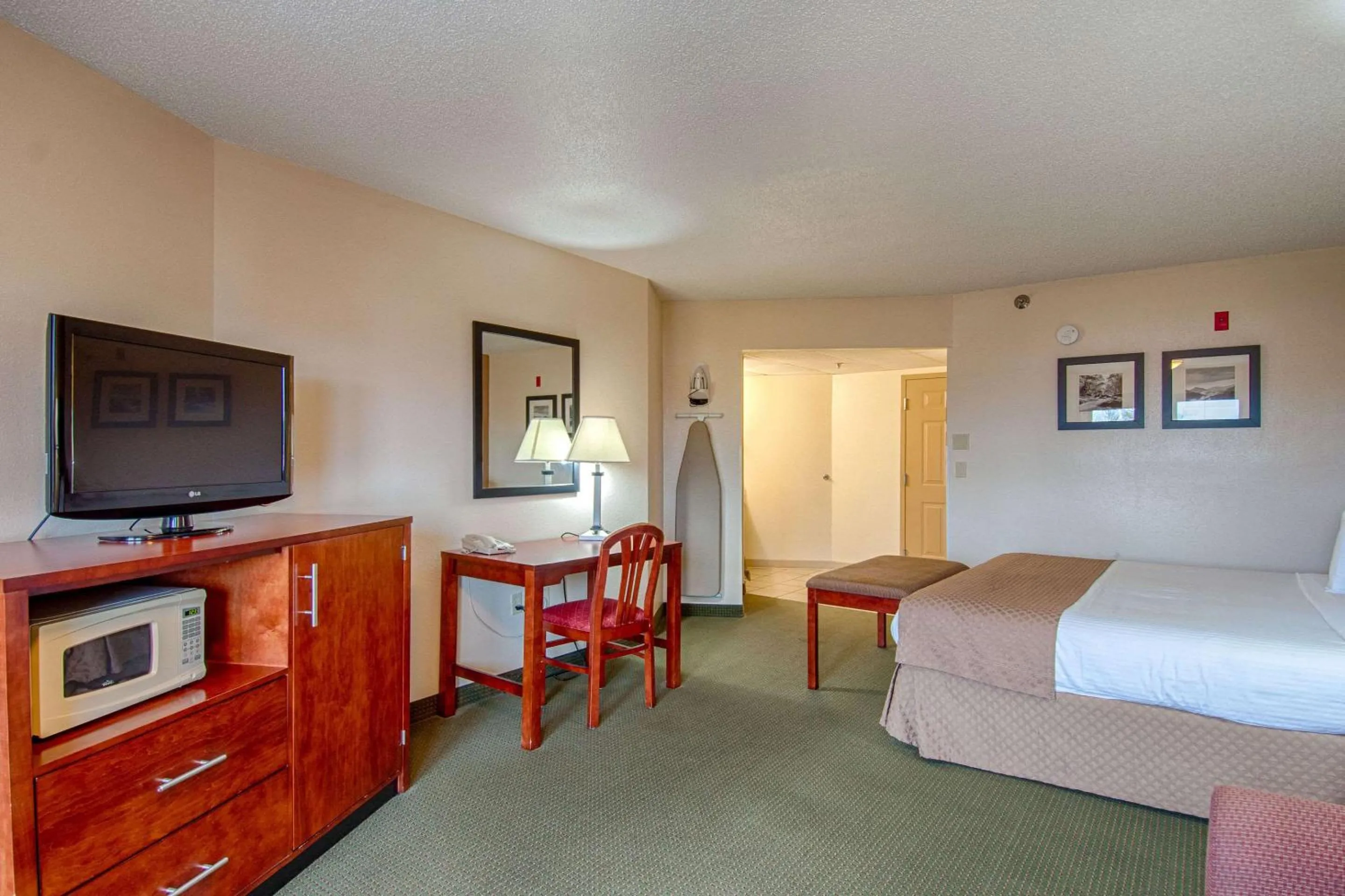 Bedroom in Park Tower Inn