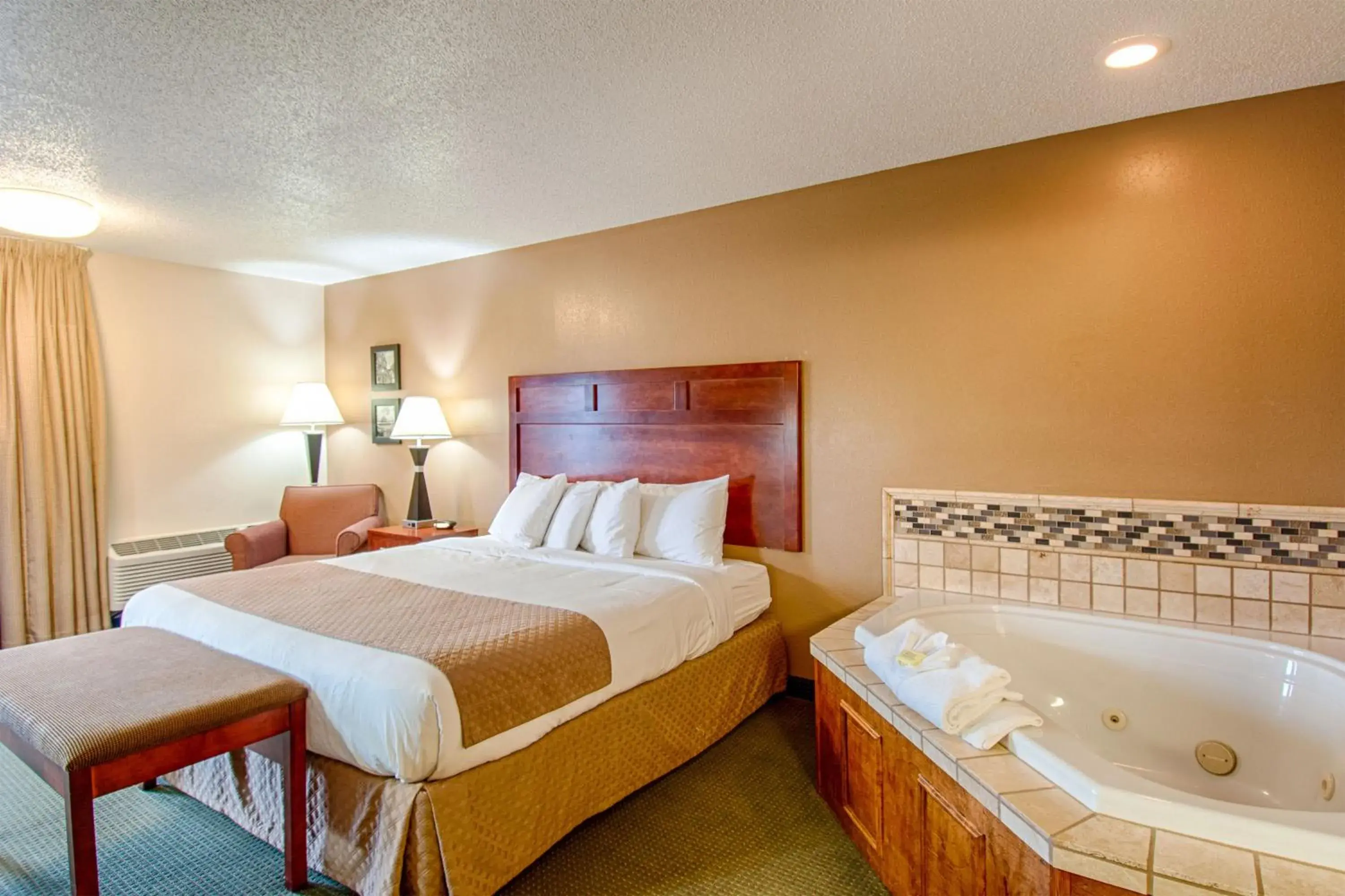 King Room with Jacuzzi and Fireplace in Park Tower Inn King Room with Jacuzzi and Fireplace in Park Tower Inn