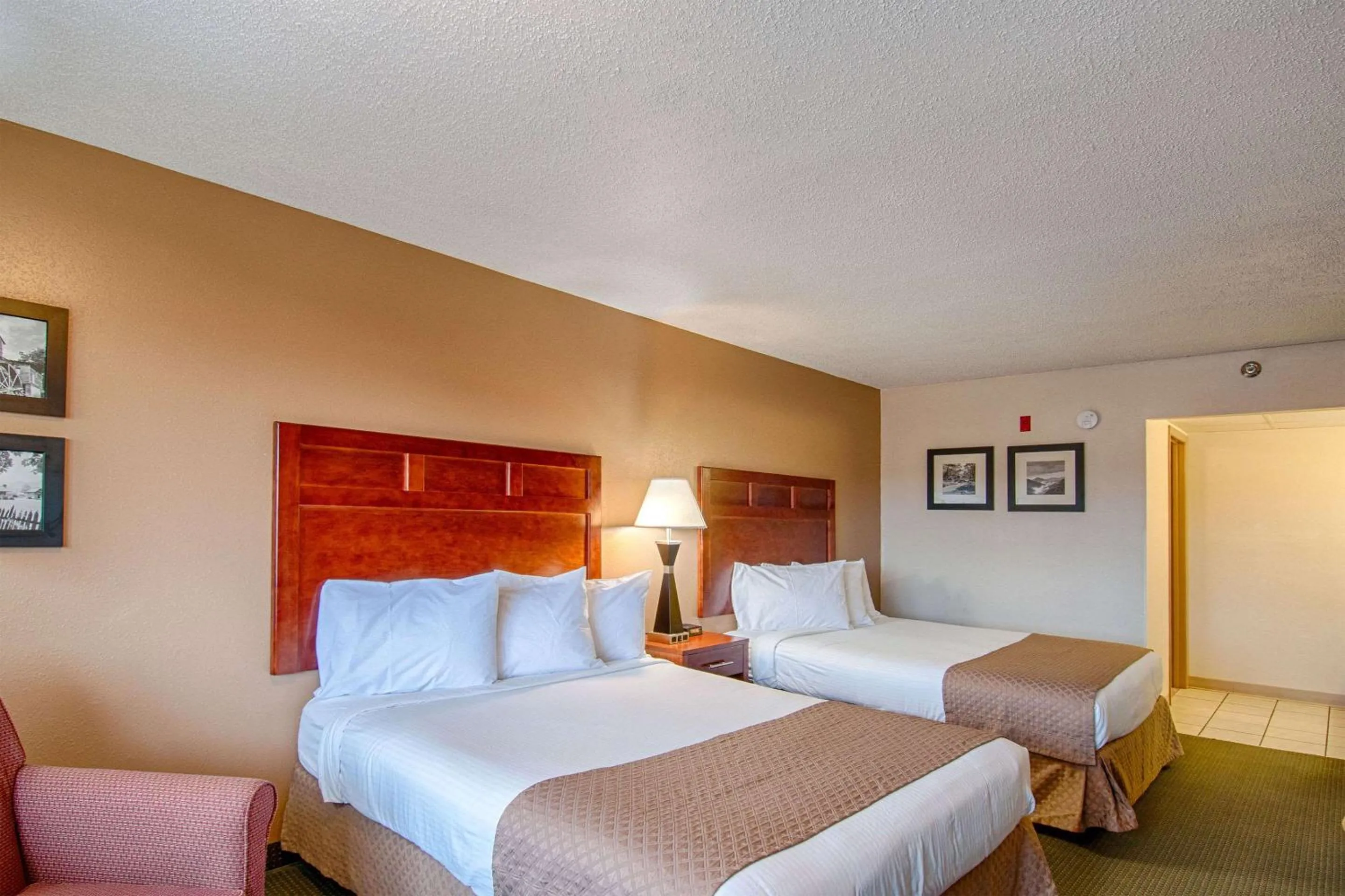 Bedroom, Bed in Park Tower Inn