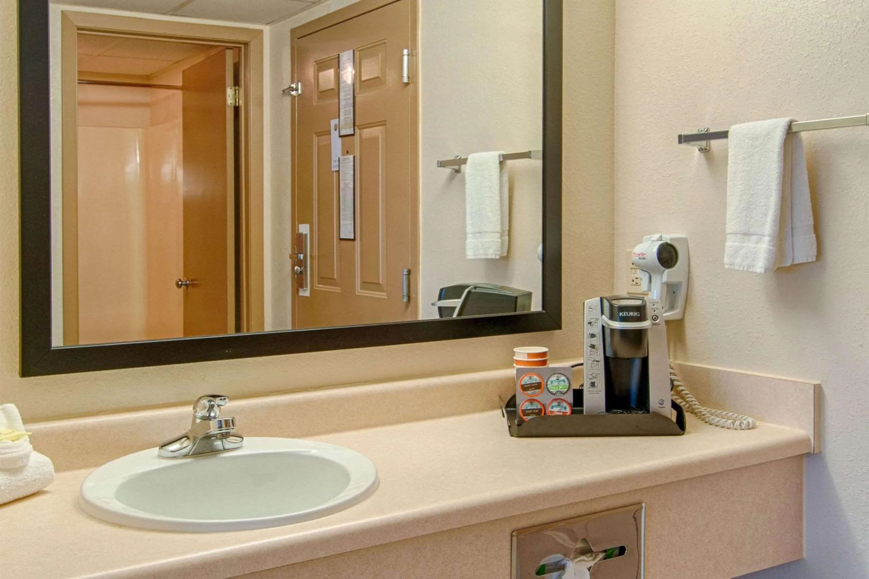 Bedroom in Park Tower Inn