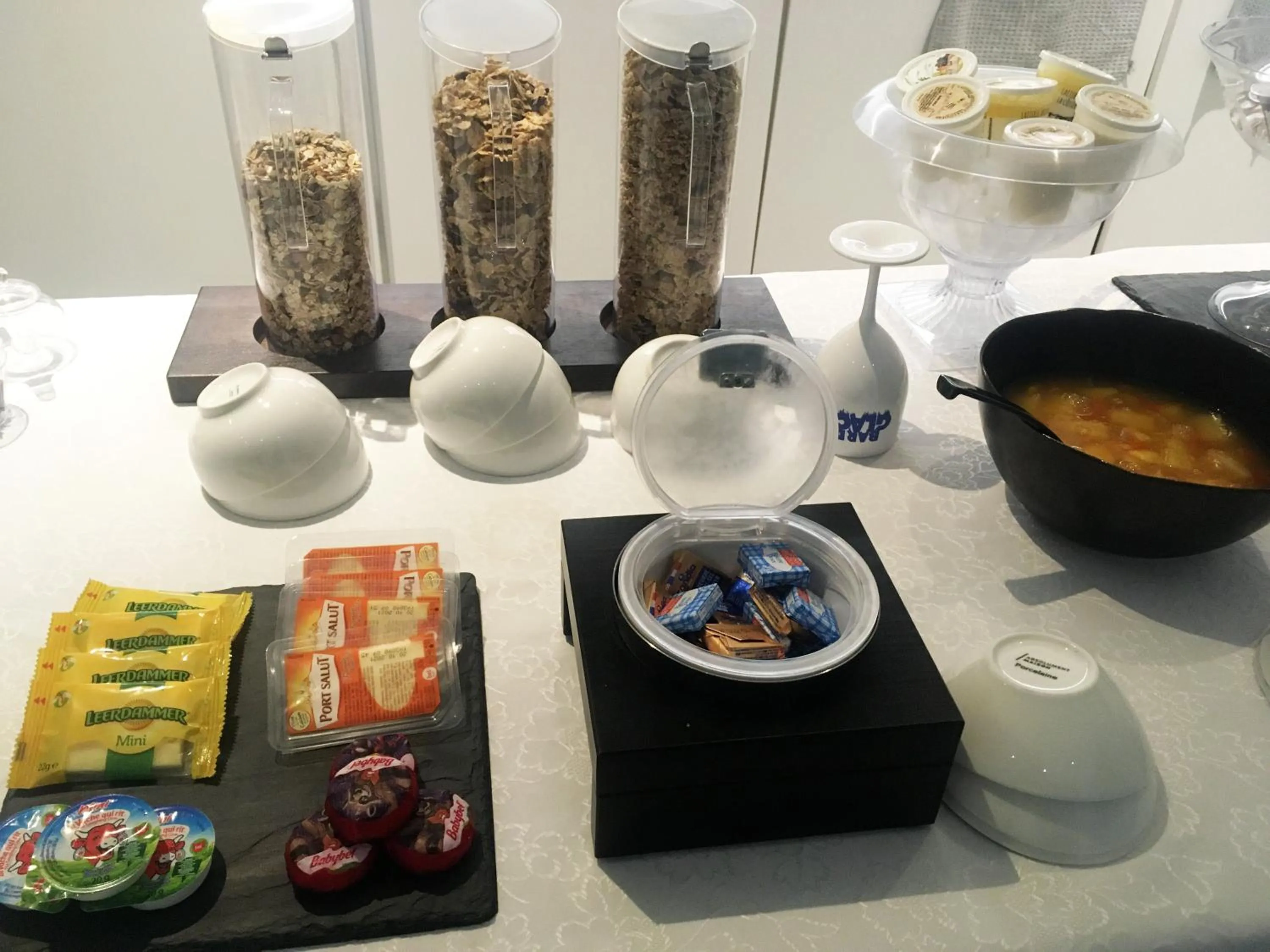 Buffet breakfast in Le B Complexe Hôtel