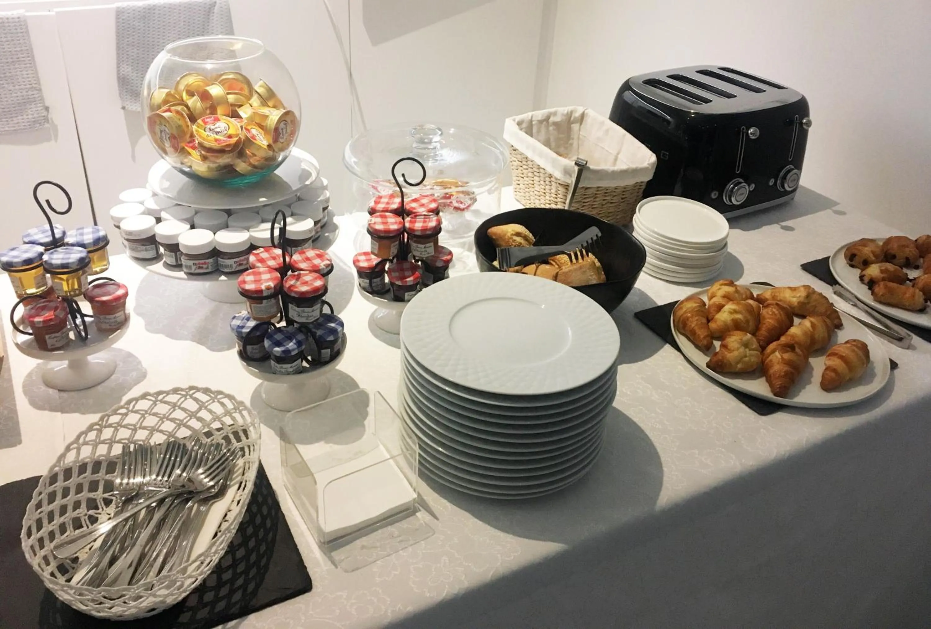 Buffet breakfast in Le B Complexe Hôtel