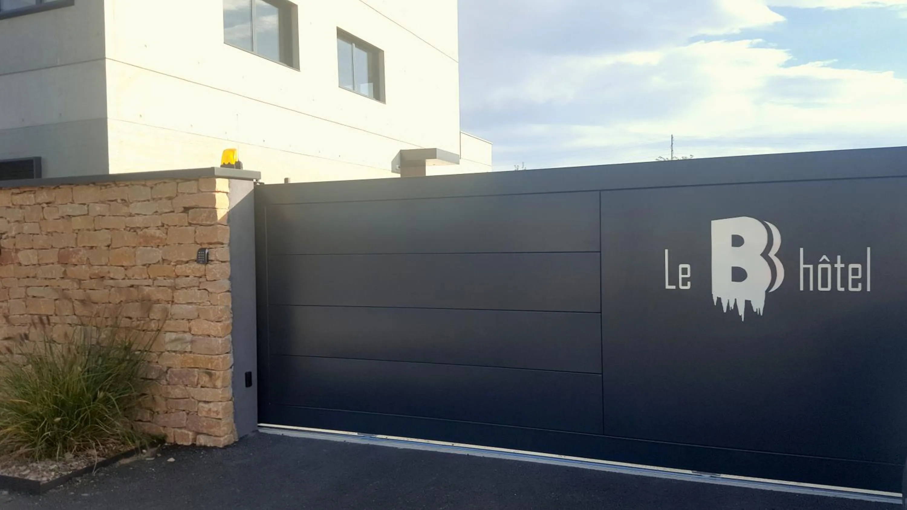 Parking in Le B Complexe Hôtel