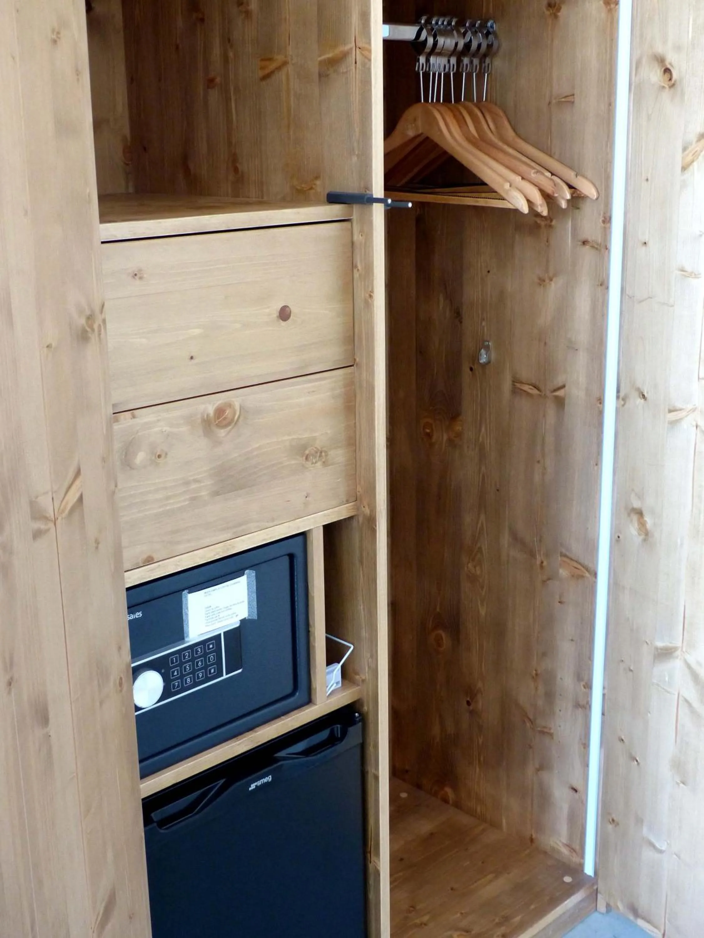 safe in Le B Complexe Hôtel