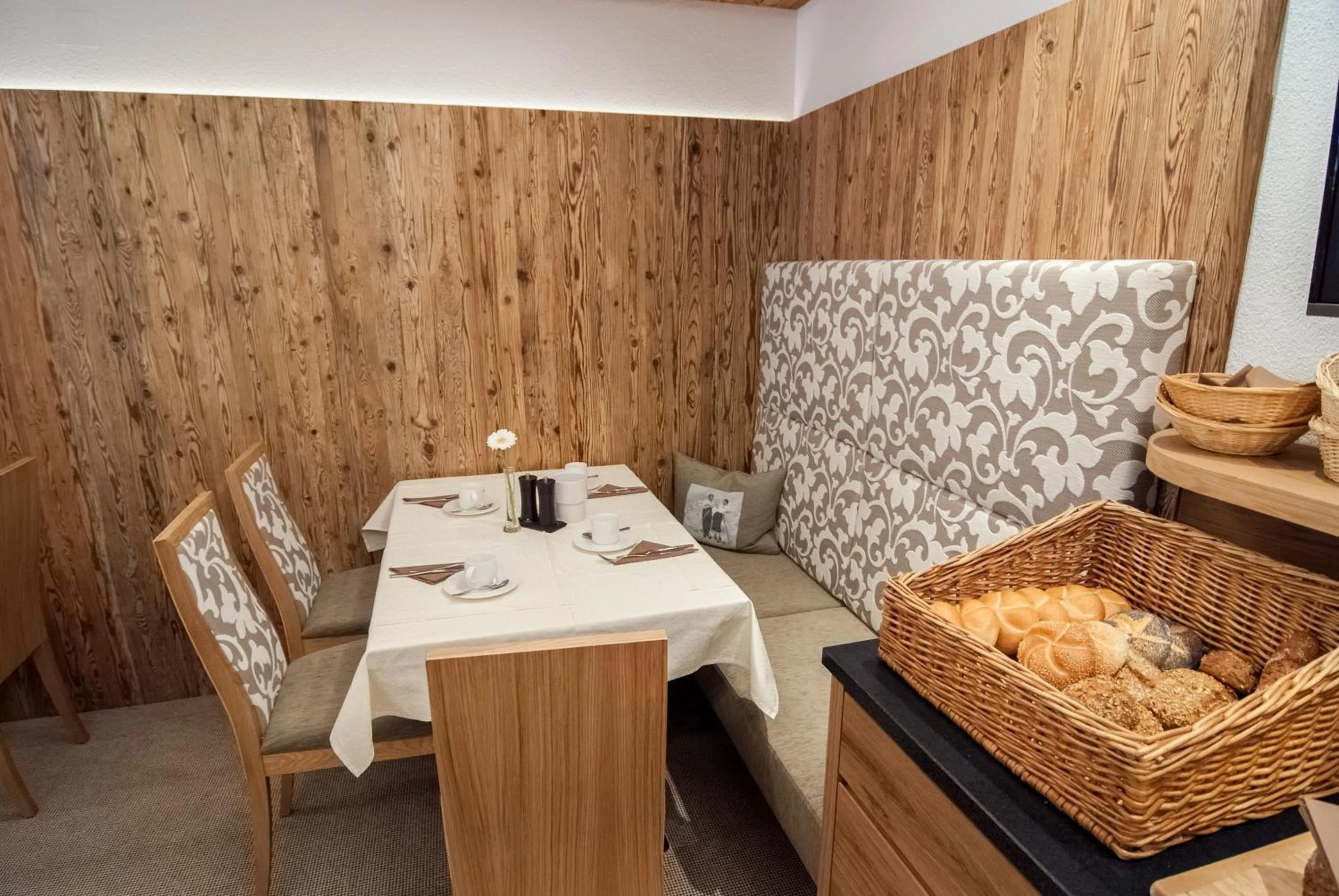 Restaurant/places to eat in Hotel Garni Mirabell