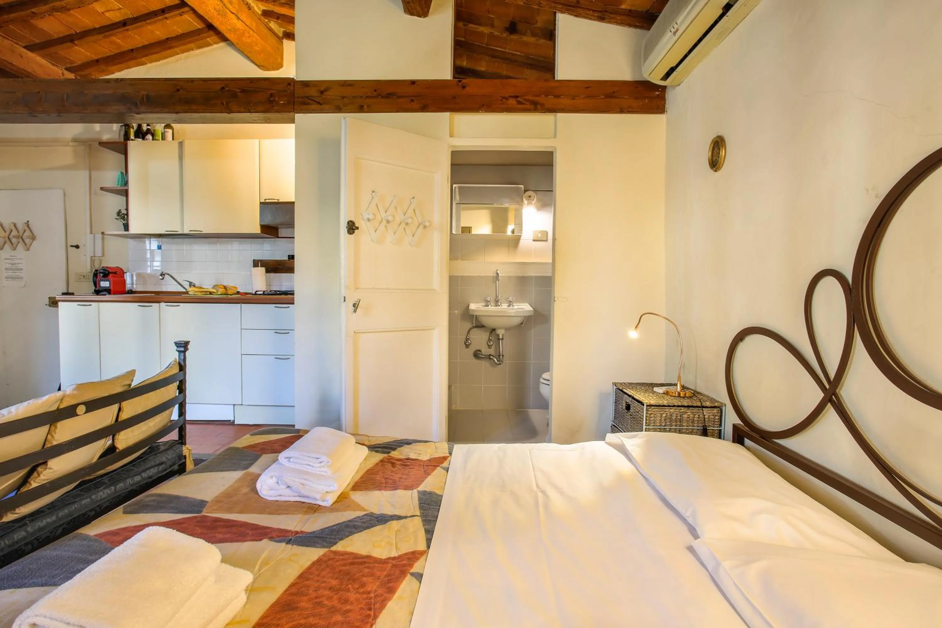 Photo of the whole room, Bed in La Torre di Dante - Sweet Dreams in Florence