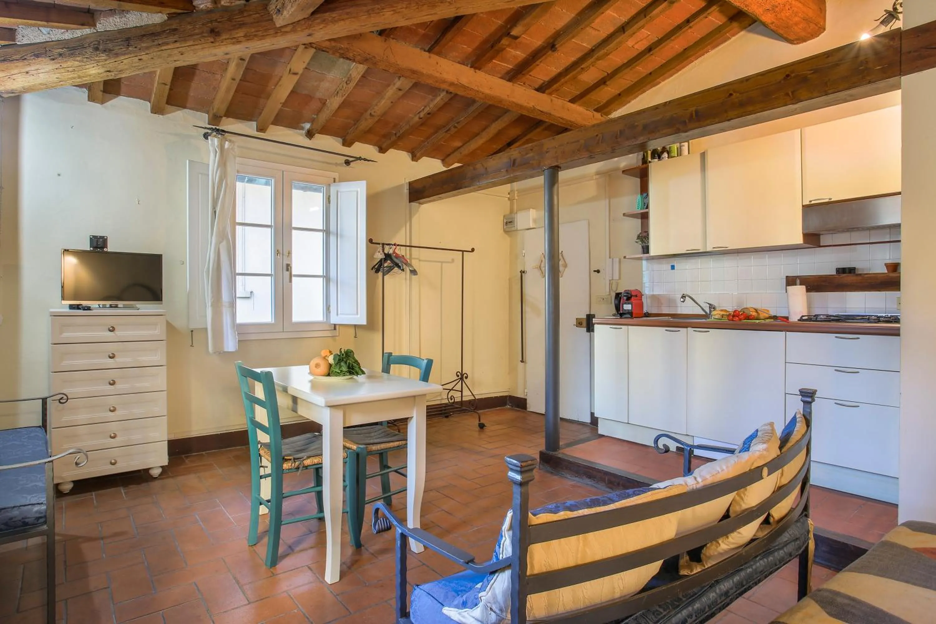 Kitchen or kitchenette in La Torre di Dante - Sweet Dreams in Florence