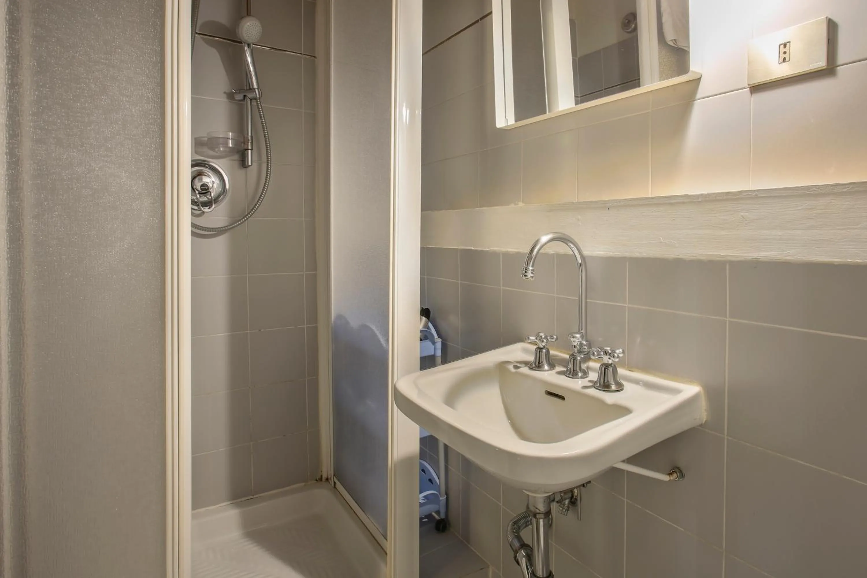 Shower in La Torre di Dante - Sweet Dreams in Florence