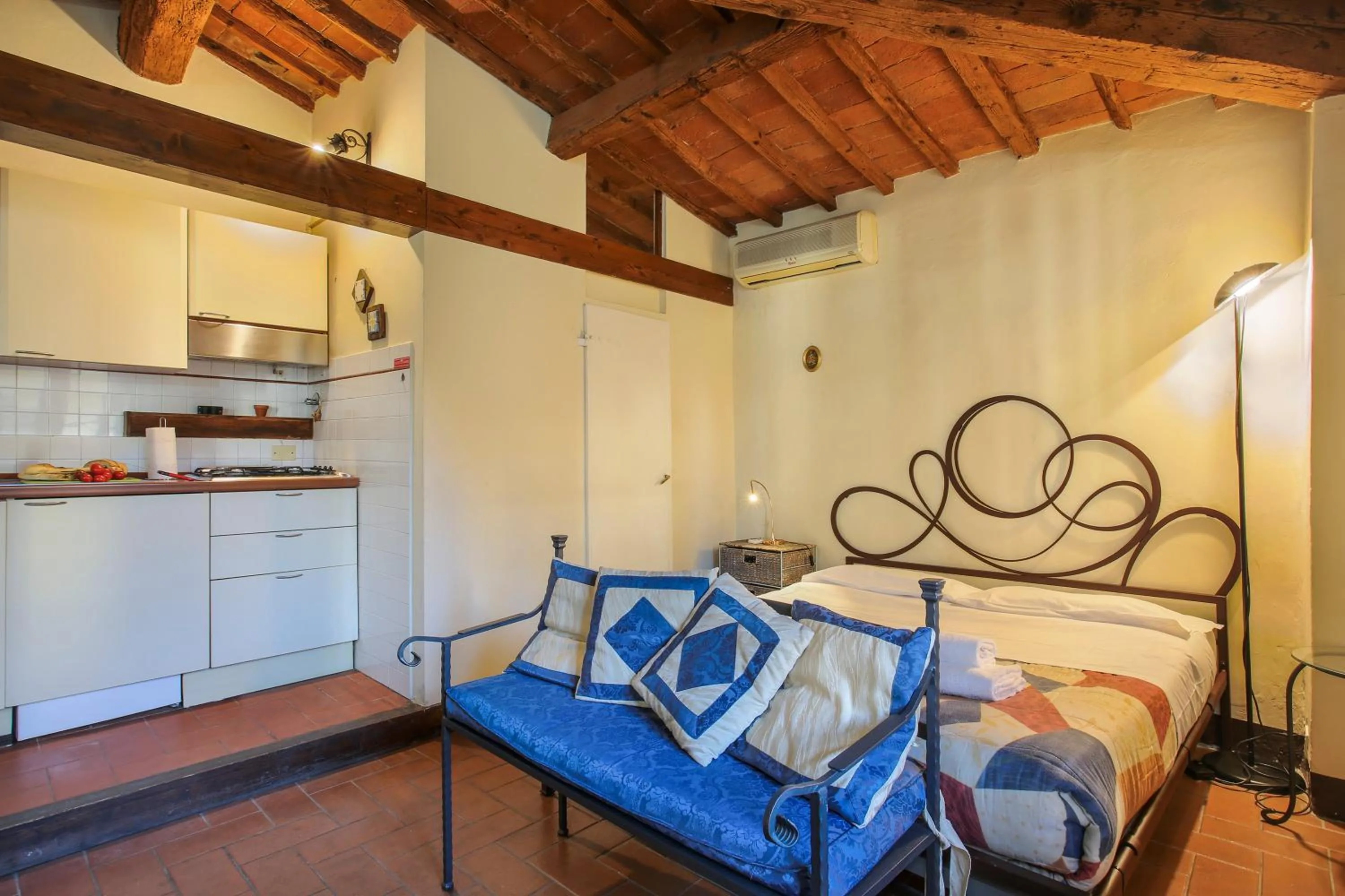 Bed in La Torre di Dante - Sweet Dreams in Florence