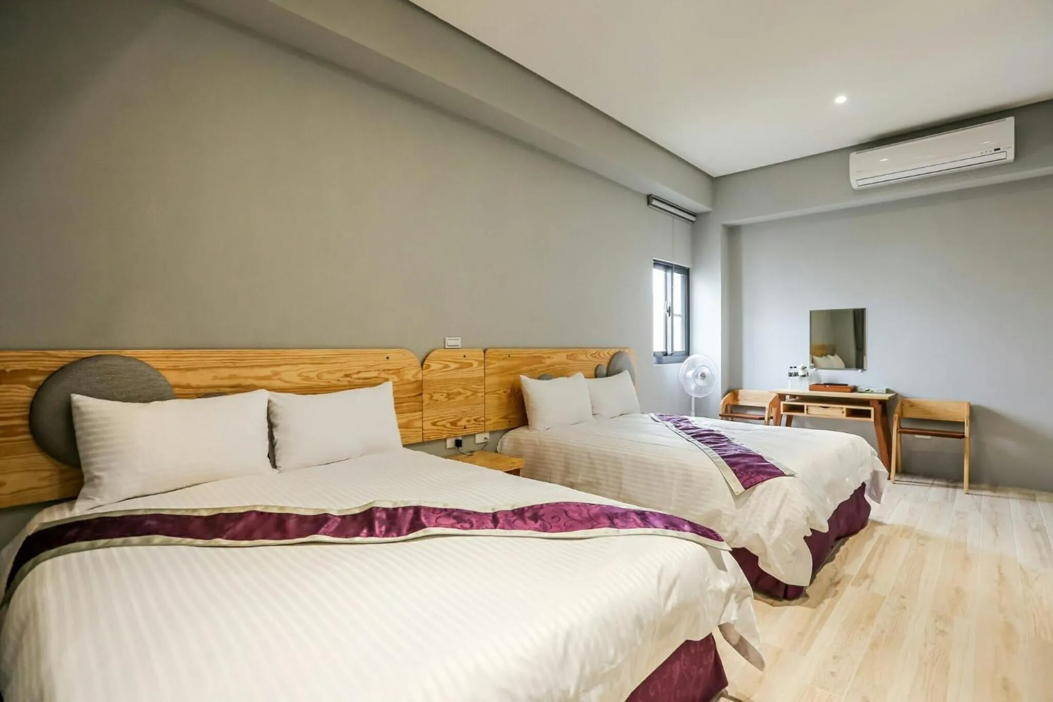 Photo of the whole room, Bed in Yuan places