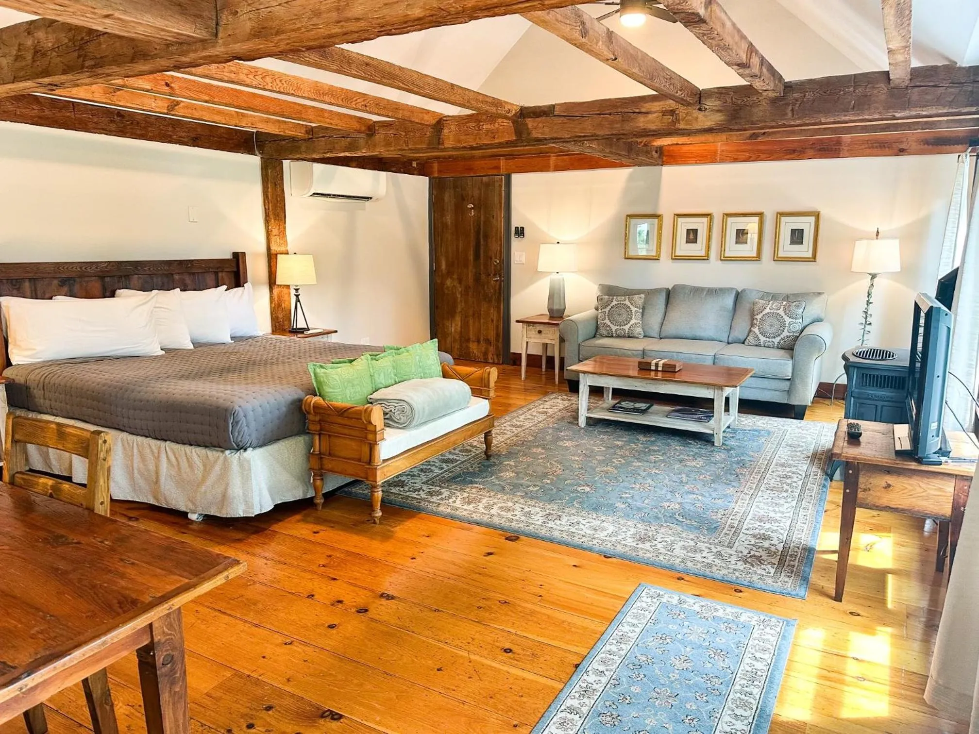 Seating area, Bed in The Black Walnut Inn