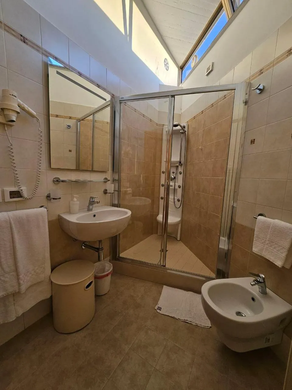 Shower in Albergo Nyers