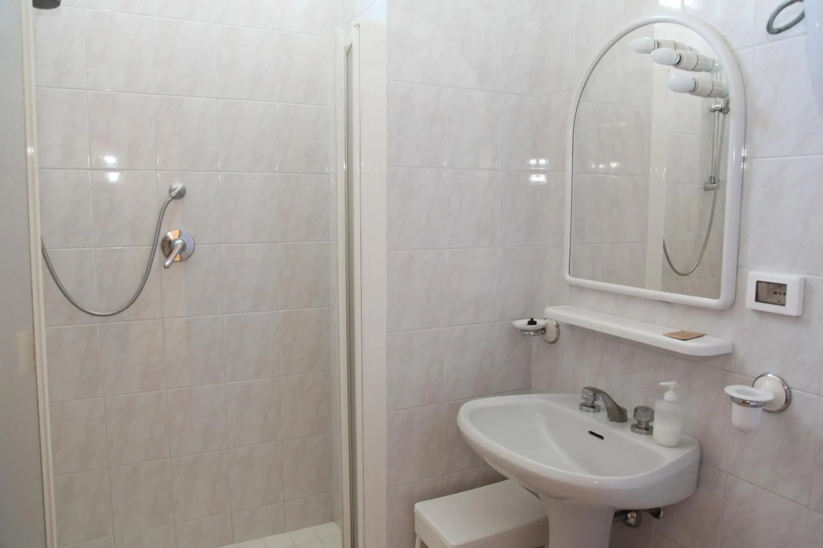 Shower, Bathroom in Albergo Nyers