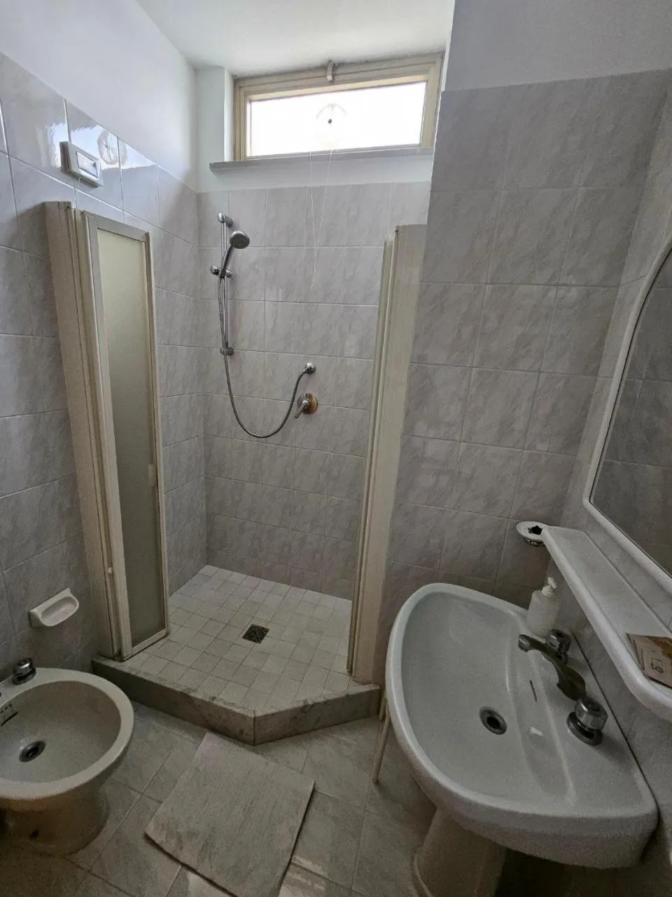 Shower in Albergo Nyers