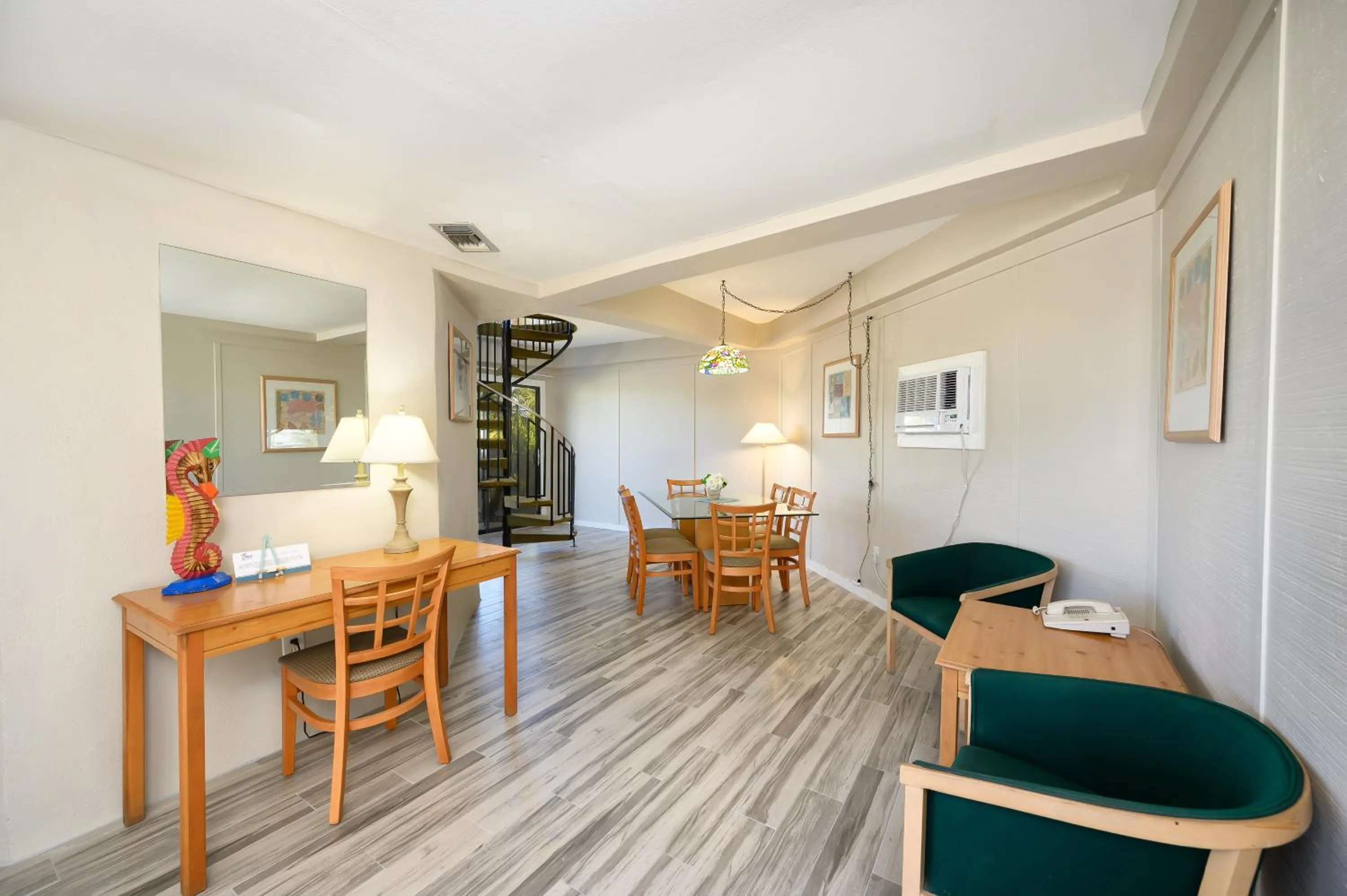 Photo of the whole room in Coco Plum Beach & Tennis Club & Marina